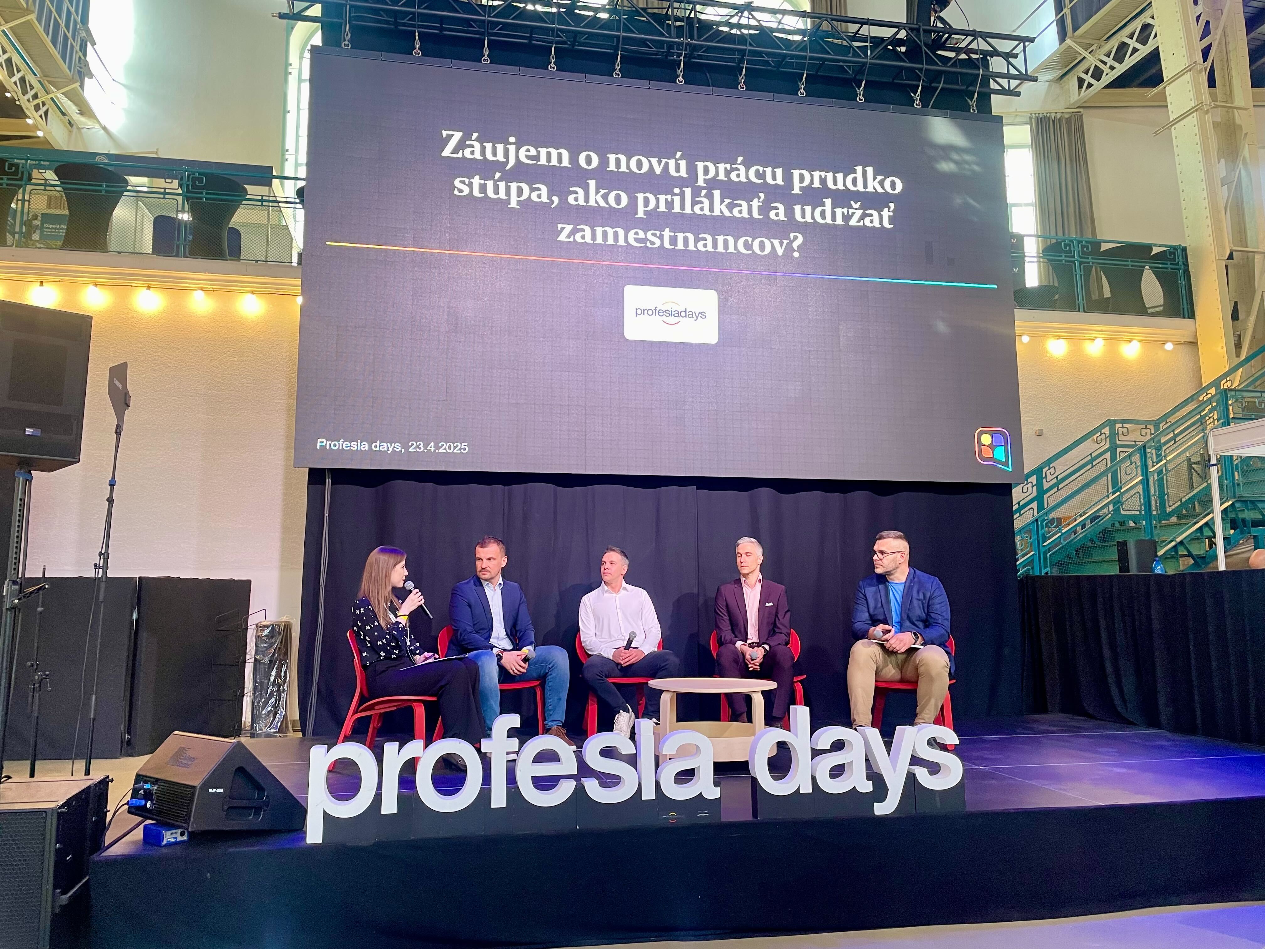 Uchádzači o prácu reagujú rekordne často, firmy o nich bojujú platmi ...