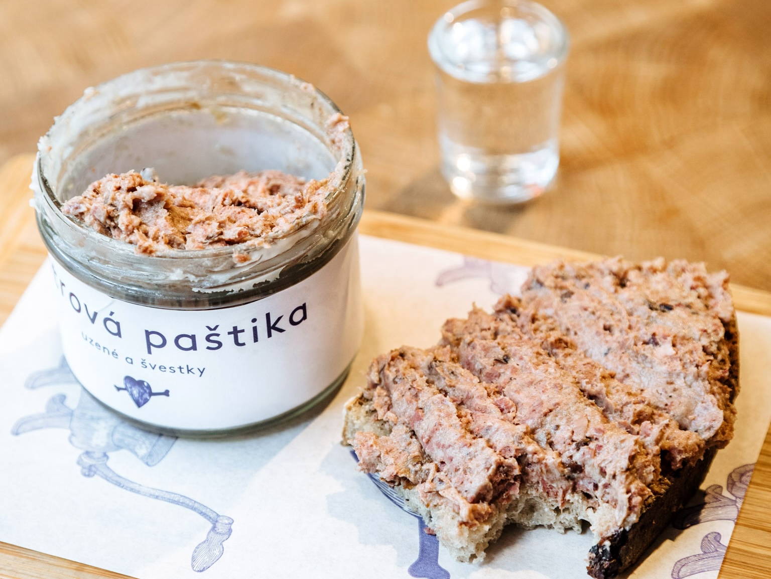 Játrová paštika z Našeho masa. Chcete recept?