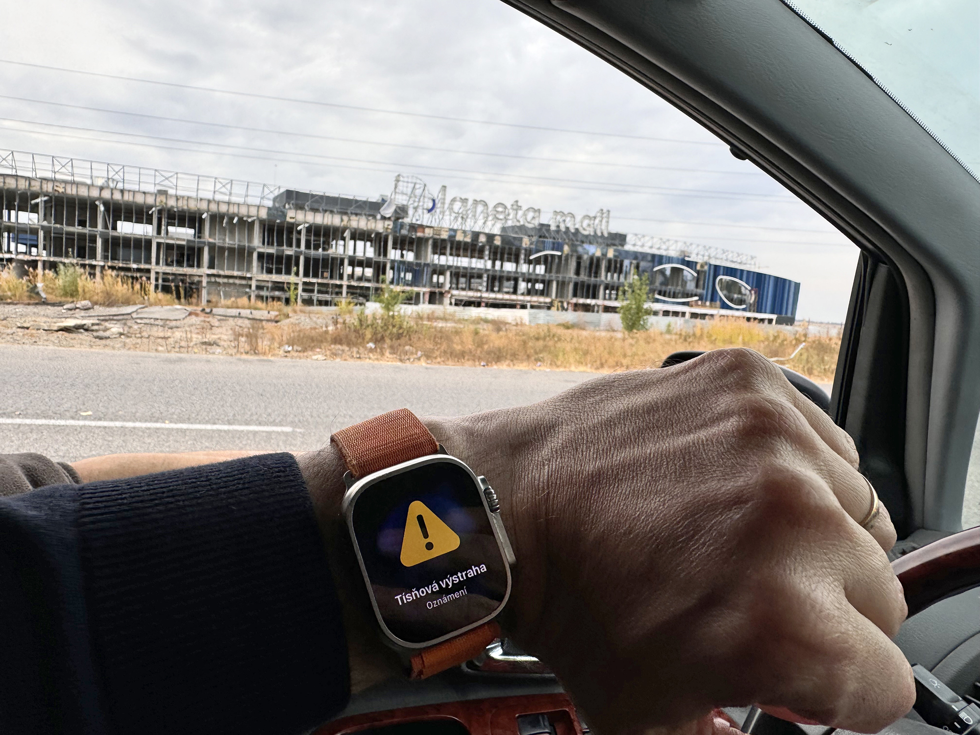 Když v Charkově míjíme obchodní dům, kde Rusové raketami zabili a zranili desítky lidí, ozývá se výstraha. Město čelí dalšímu útoku.