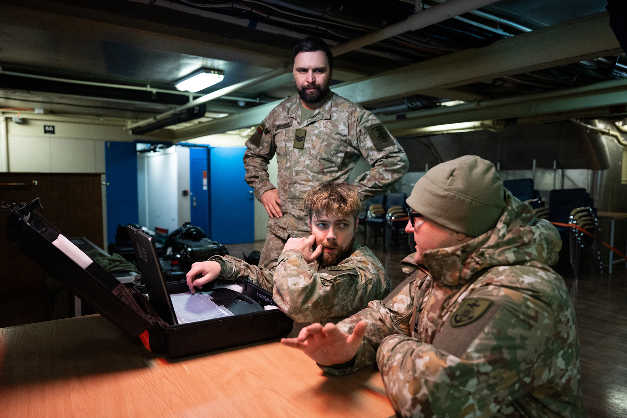 Kritická infrastruktura je v pořádku; zatím. (Stahování snímků z vypuštěného dronu se sonarem)