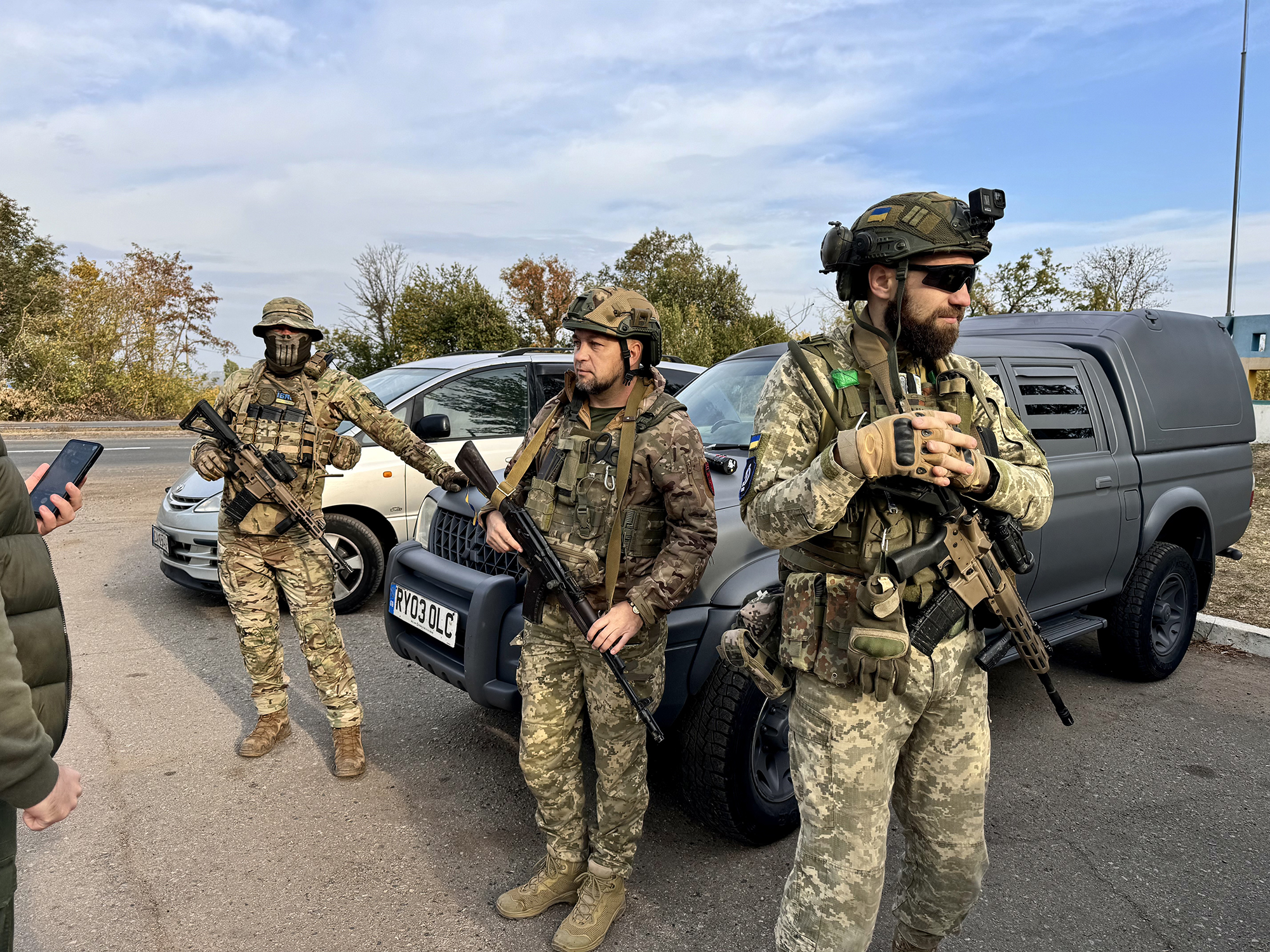 Dovezené vozy určené na záchranu zraněných vojáků, si postupně přebírají zástupci různých jednotek.  