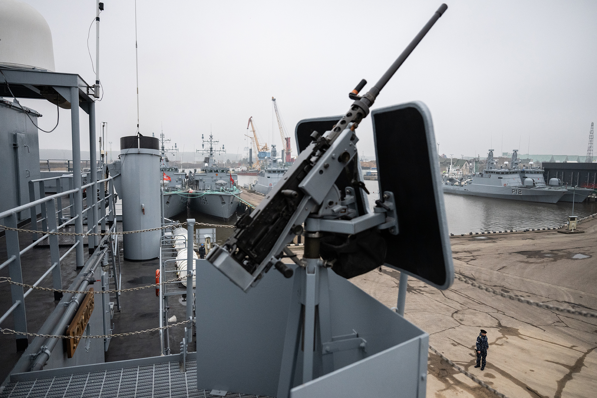 Kdo má v Baltu vojenské lodě, je teď na moři. (Litevská loď Jotvingis, v pozadí další litevské bojové lodě v přístav Klajpeda)