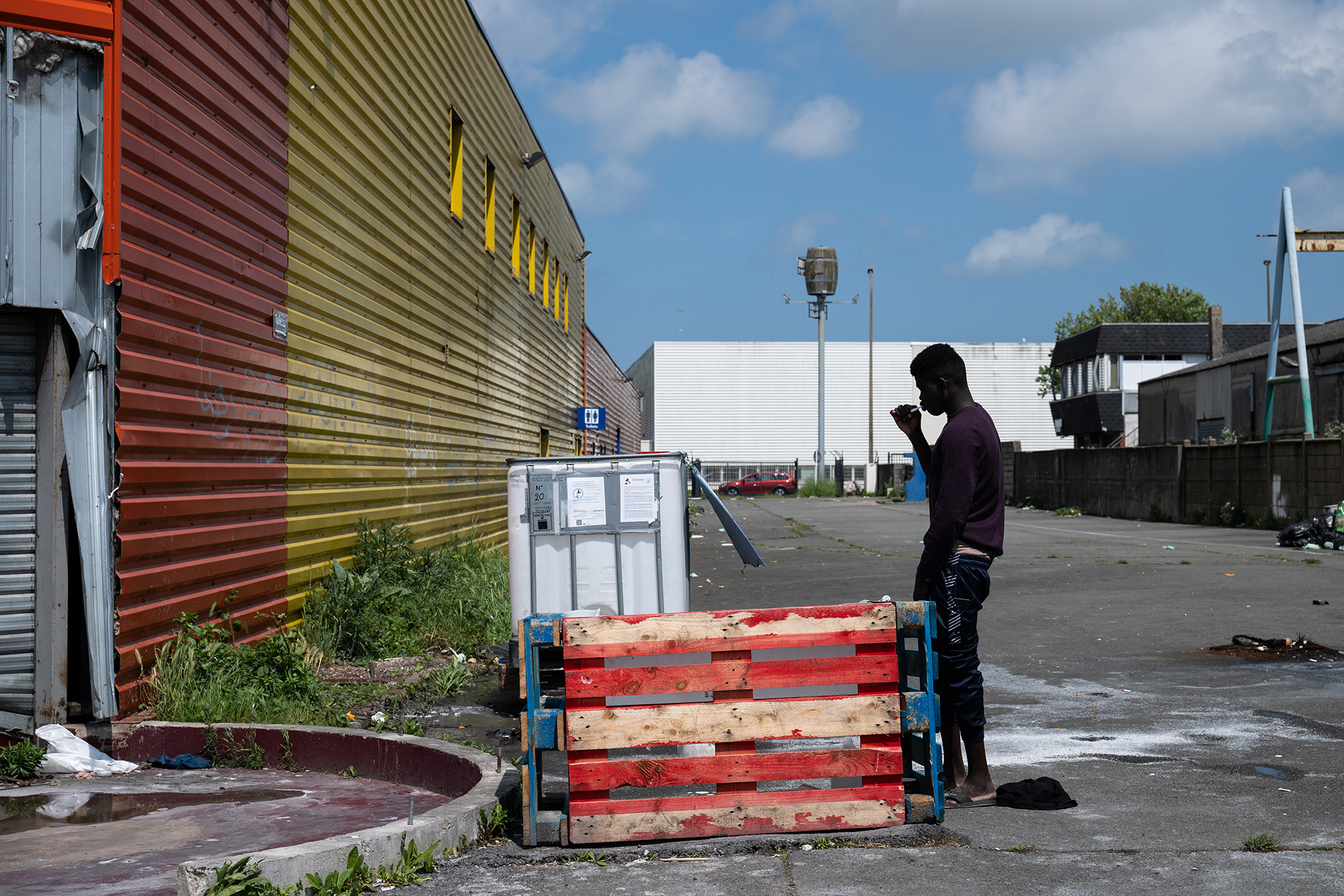 V opuštěných budovách firem a továren v Calais žijí teď uprchlíci