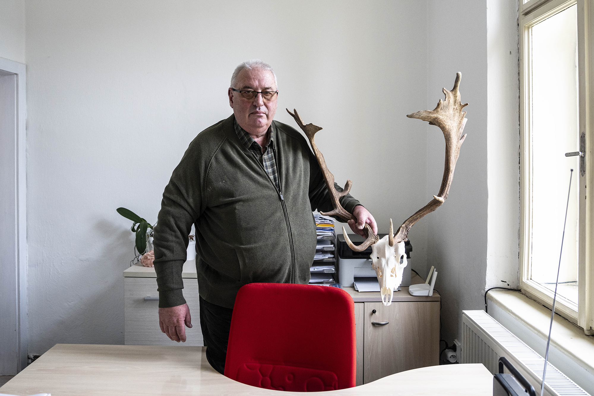 „Byli tam někteří, kteří se opravdu snažili a ulovili třeba padesát kusů daňčího za rok, ale jiní se vezli a ulovili třeba jen jeden kus a chtěli lovit výhradně samce kvůli trofejím,“ říká Karel Dvořák, místní myslivec a zemědělec