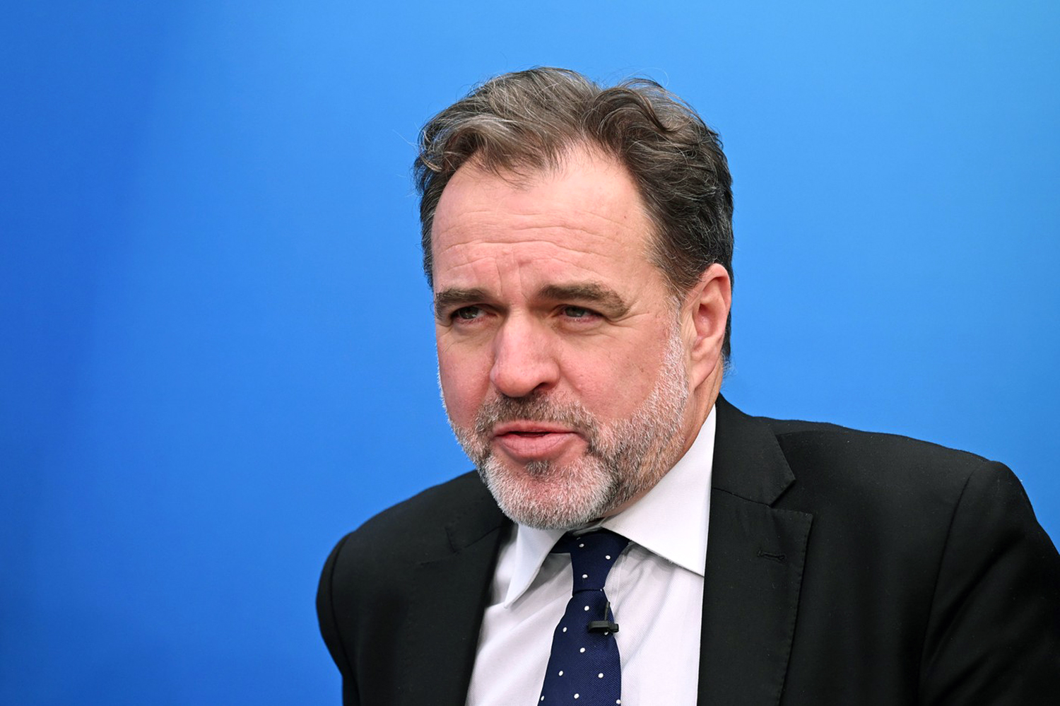 Krize dneška se dají řešit „normálními“, často veskrze technicky nudnými nástroji politiky. (Niall Ferguson)