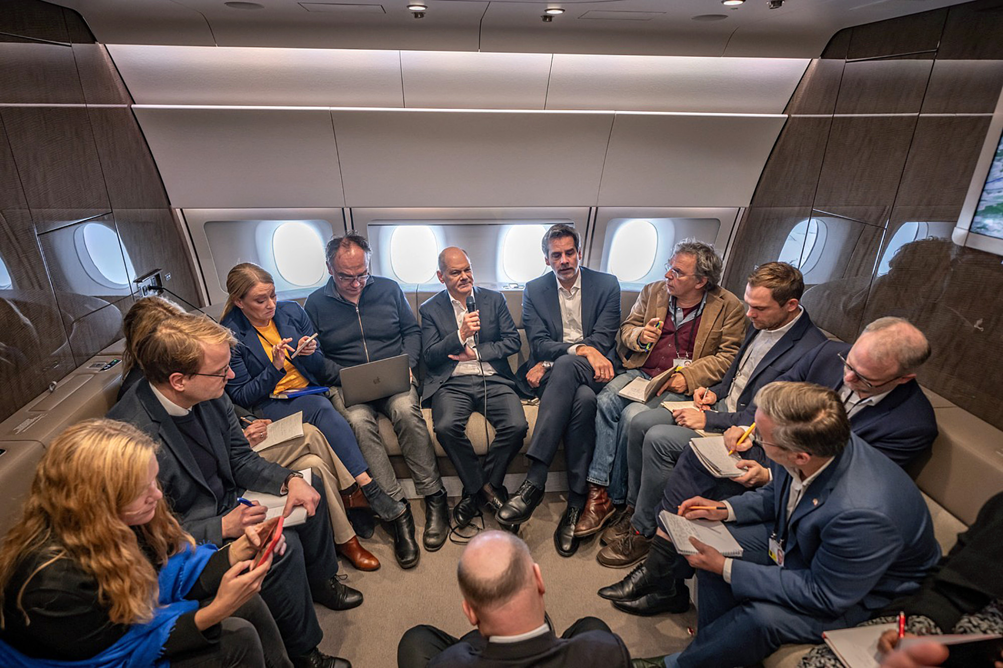 Trump bude výzva! (Olaf Scholz letí do Paříže za Emmanuelem Macronem, aby se setkali u příležitosti výročí Elysejské smlouvy a mluvili o potřebě silné Evropy po nástupu nového amerického prezidenta, leden 2025)