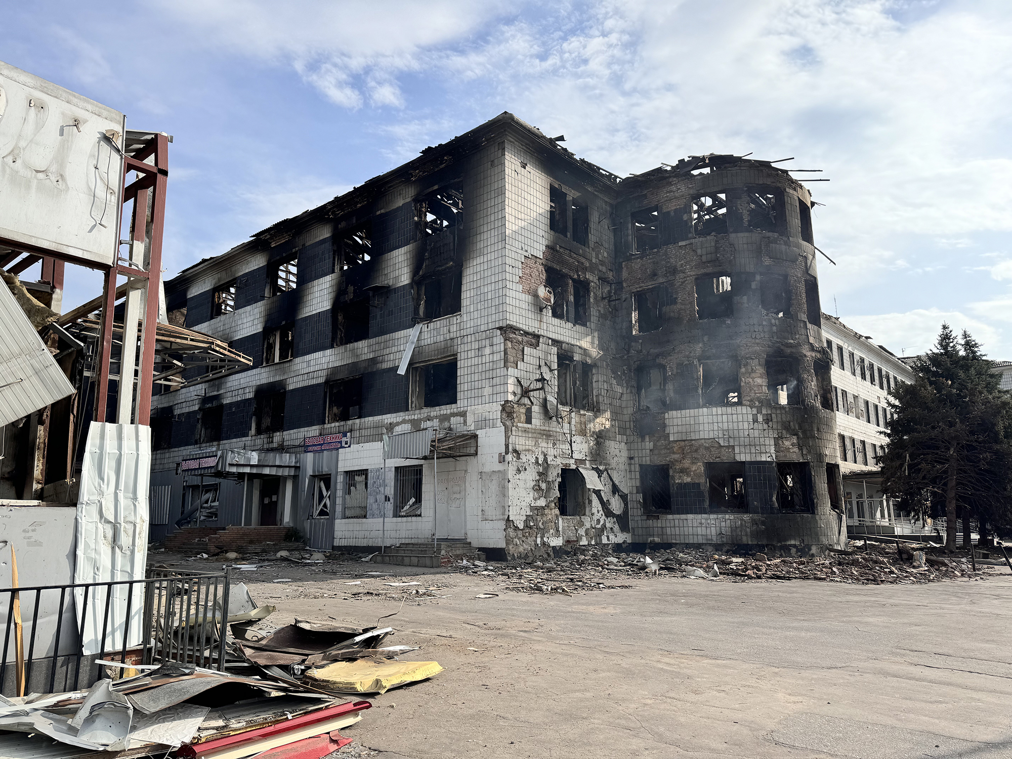 Na naší cestě jsme většinou míjeli stopy starších útoků. V Kosťantynivce jsme ale projížděli kolem budovy, která dostala zásah několik hodin před tím.