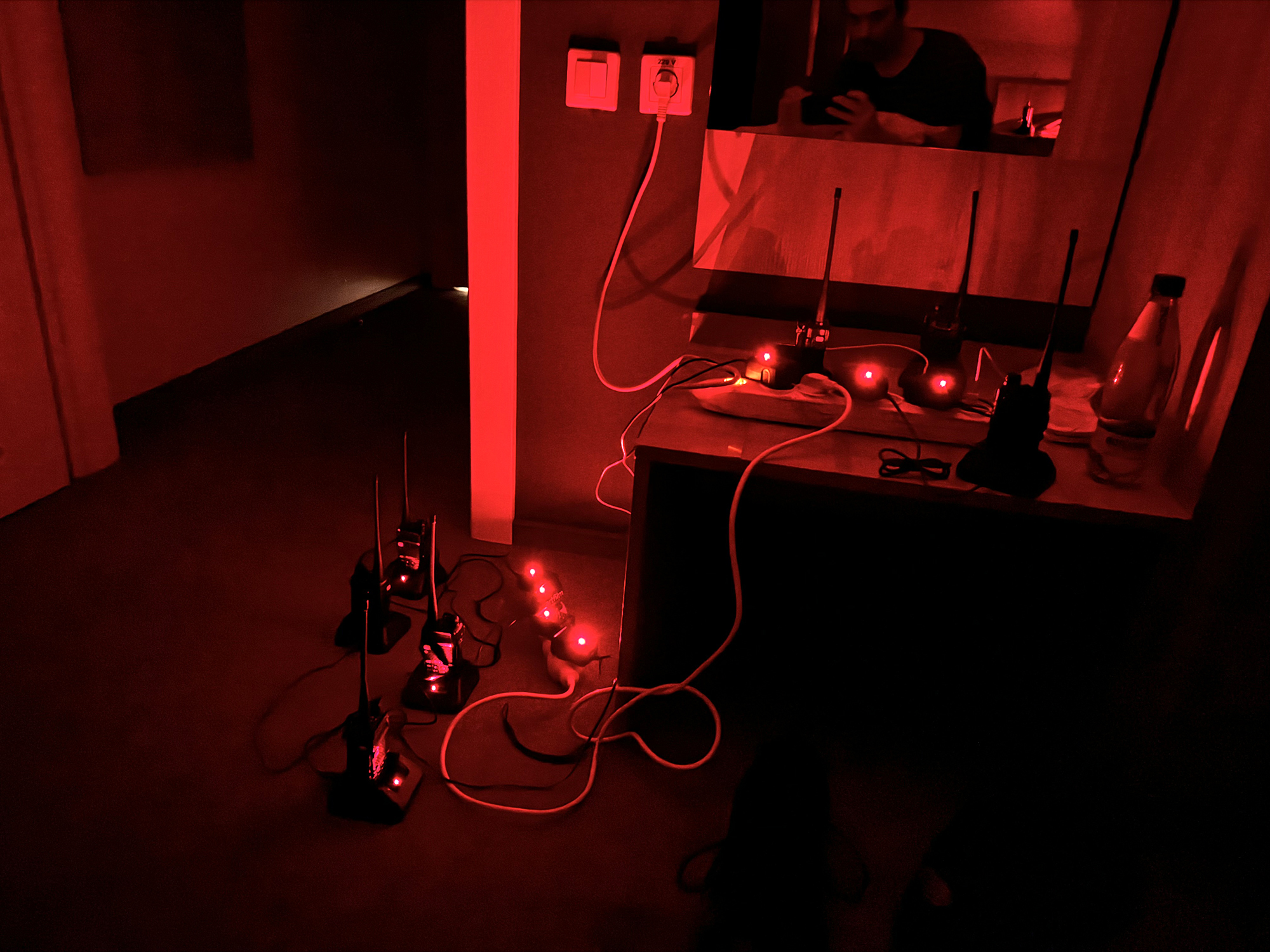 Řidiči v koloně sanitek se dorozumívají vysílačkami Walkie talkie. Přes noc je třeba je nabít.