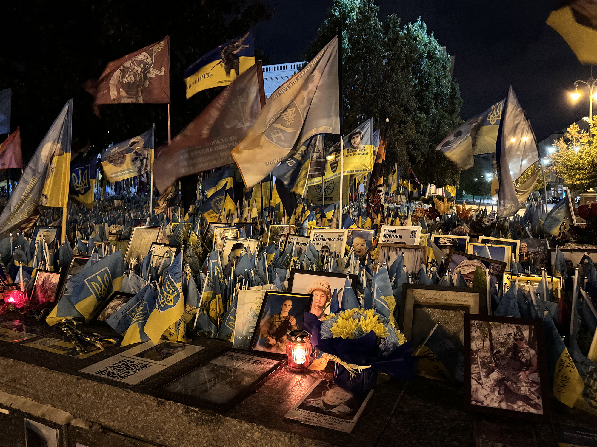 Místo, kde vám dojde řeč. V Kyjevě na Majdanu jsou do země zapíchnuté vlaječky za padlé vojáky. Tu a tam jsou i fotografie hrdinů či zapálené svíčky.