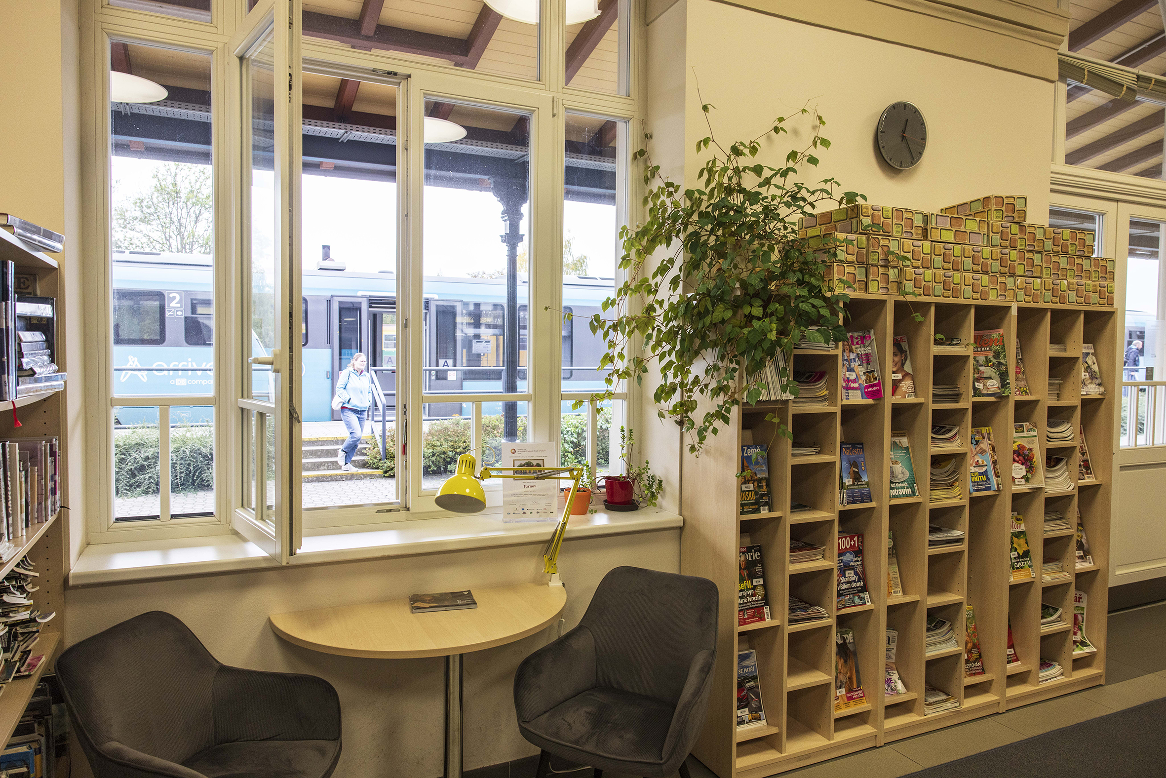 Strategicky umístěno. (Turnovská knihovna sídlící na nádraží)
