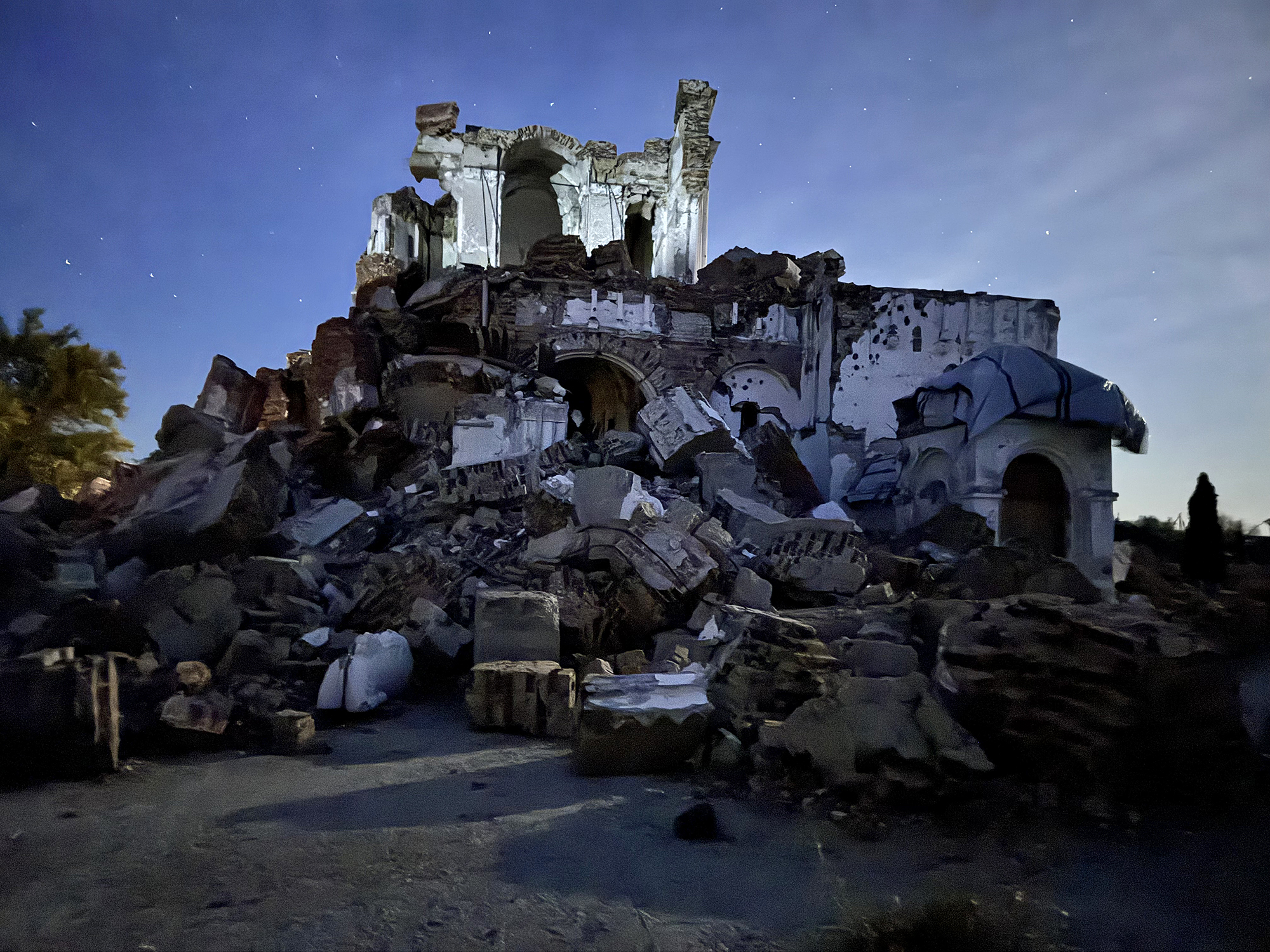 Podle svědectví místních lidí Rusové stříleli do kostelu i poté, co oblast okupovali. Dnes místo působí jak z katastrofického filmu.