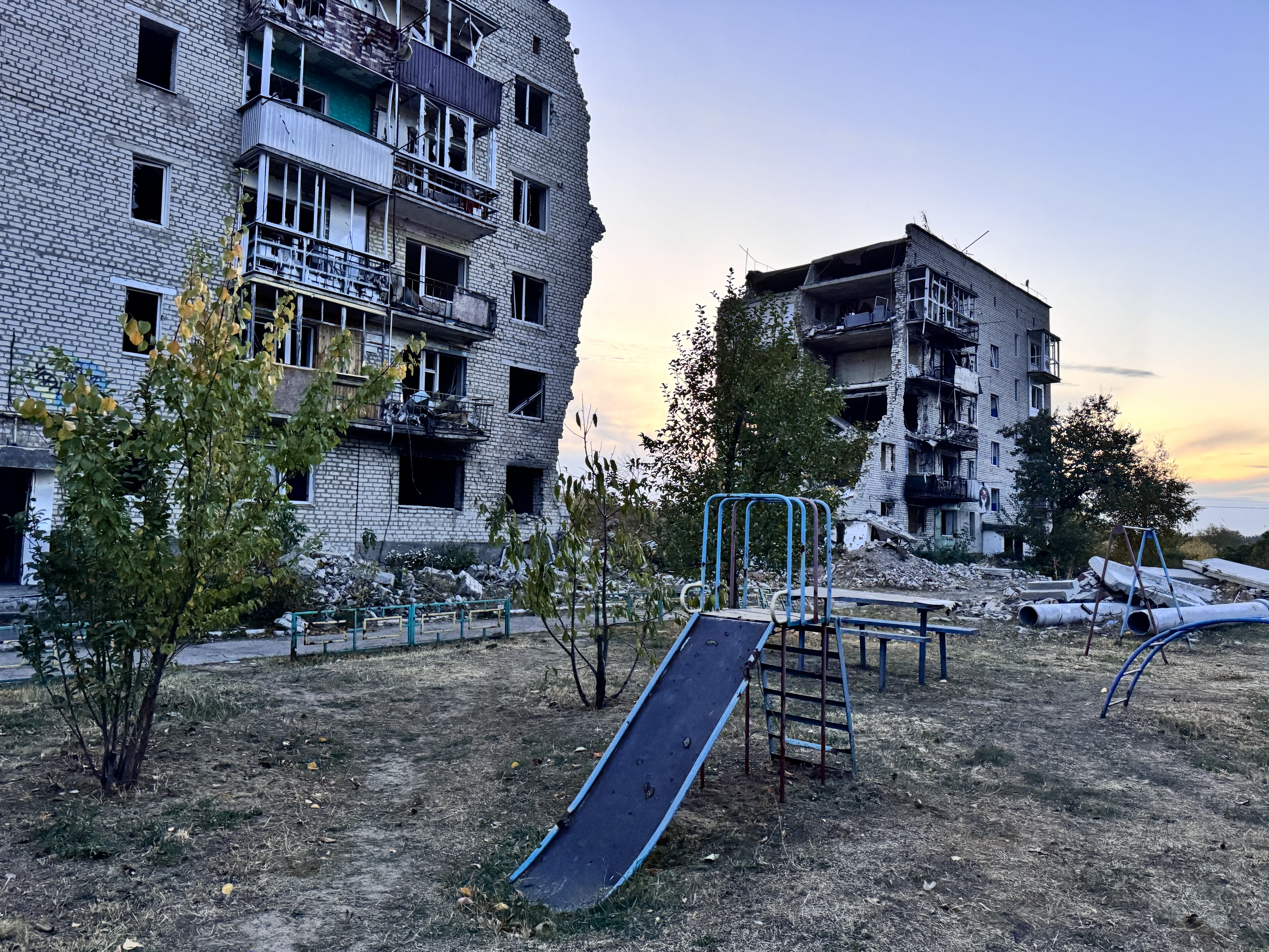 Zločiny páchané Rusy v Izjumu, znám z médií, včetně Respektu. Když ale na vlastní oči vidíte místo, kde v panelovém domě zabili na padesát lidí, zasáhne vás to zcela novou silou.