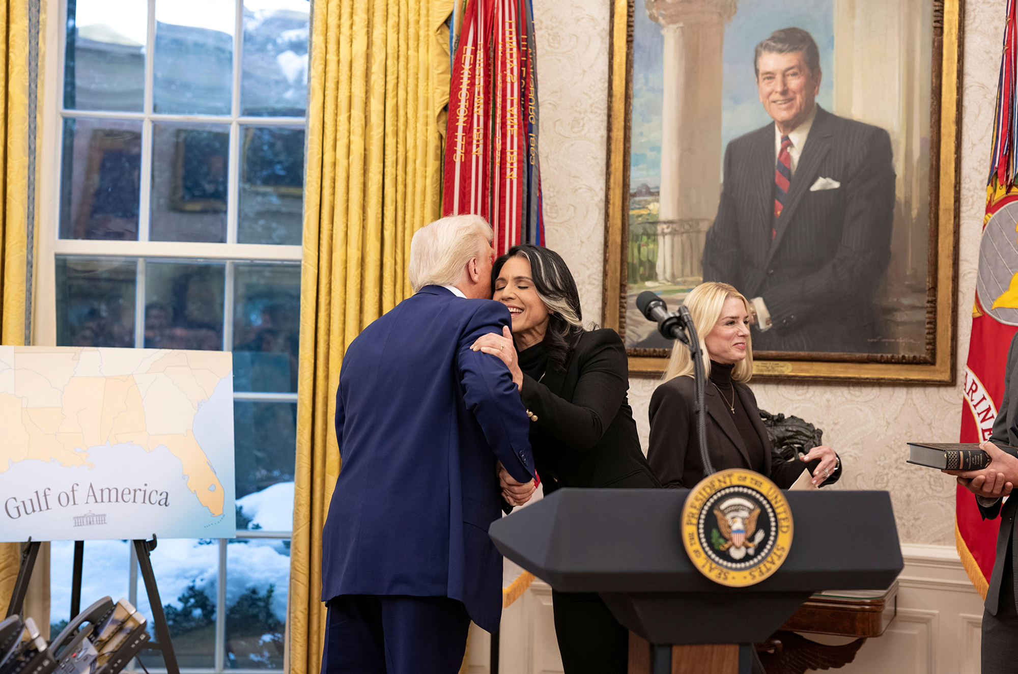 Takhle konzervatismus nevypadá... (Donald Trump gratuluje Tulsi Gabbard k získání funkce)