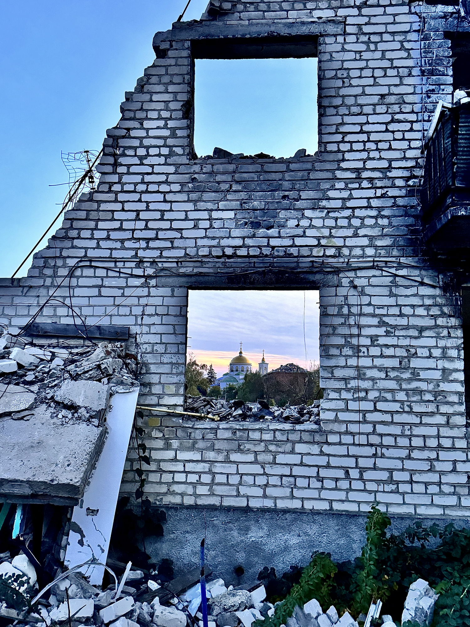 Výhled na nedaleký kostel si obyvatelé rozstříleného domu už neužijí.