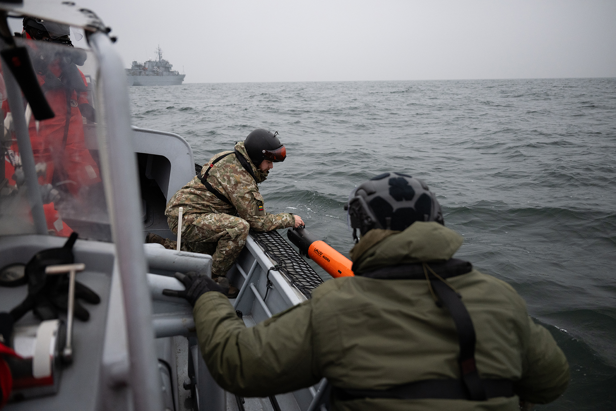 ...vypustit dron se sonarem...