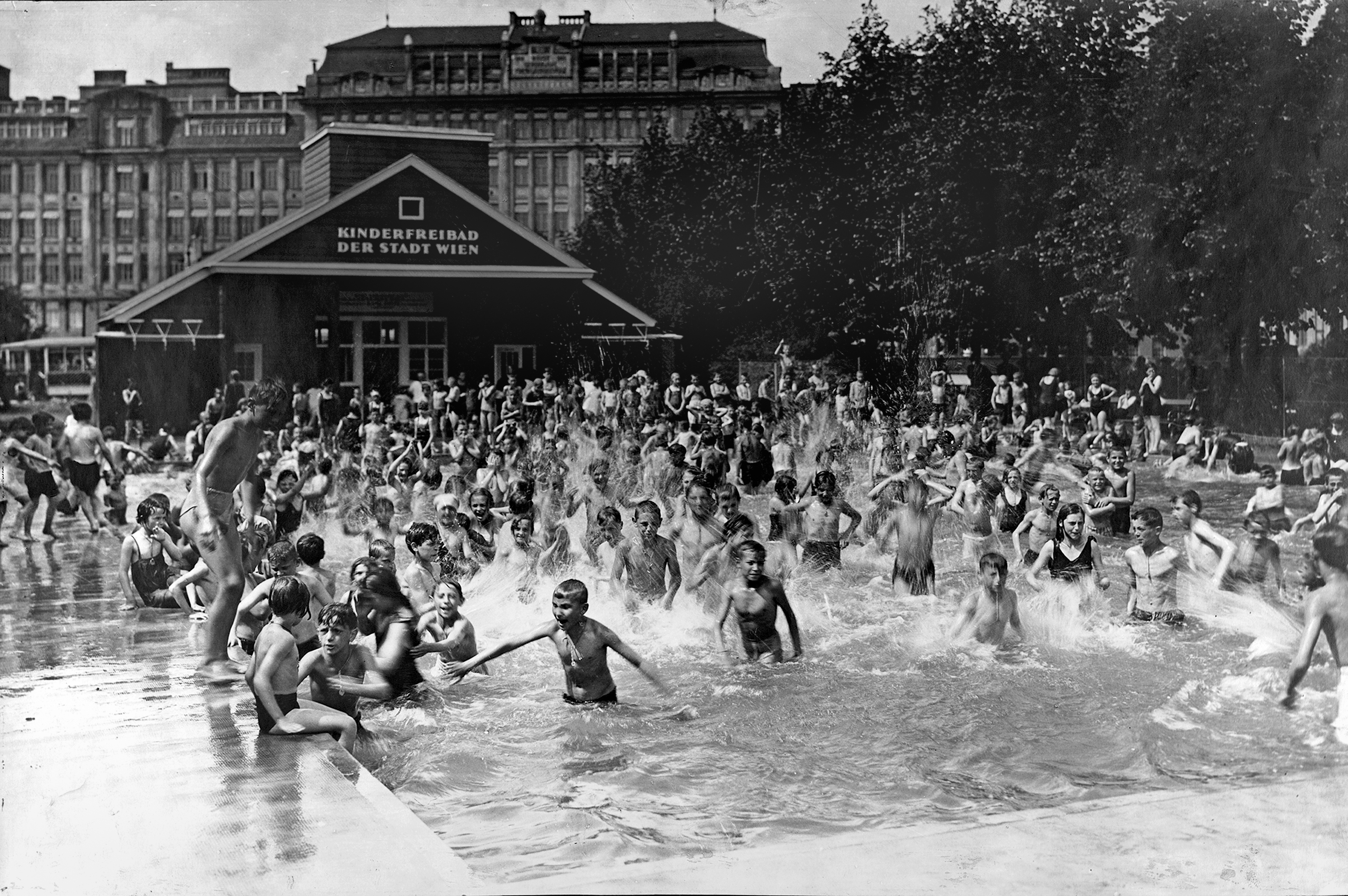 Mít se ve městě v horkém létě kde vykoupat, to je splněný sen. (Vídeň, 1926)