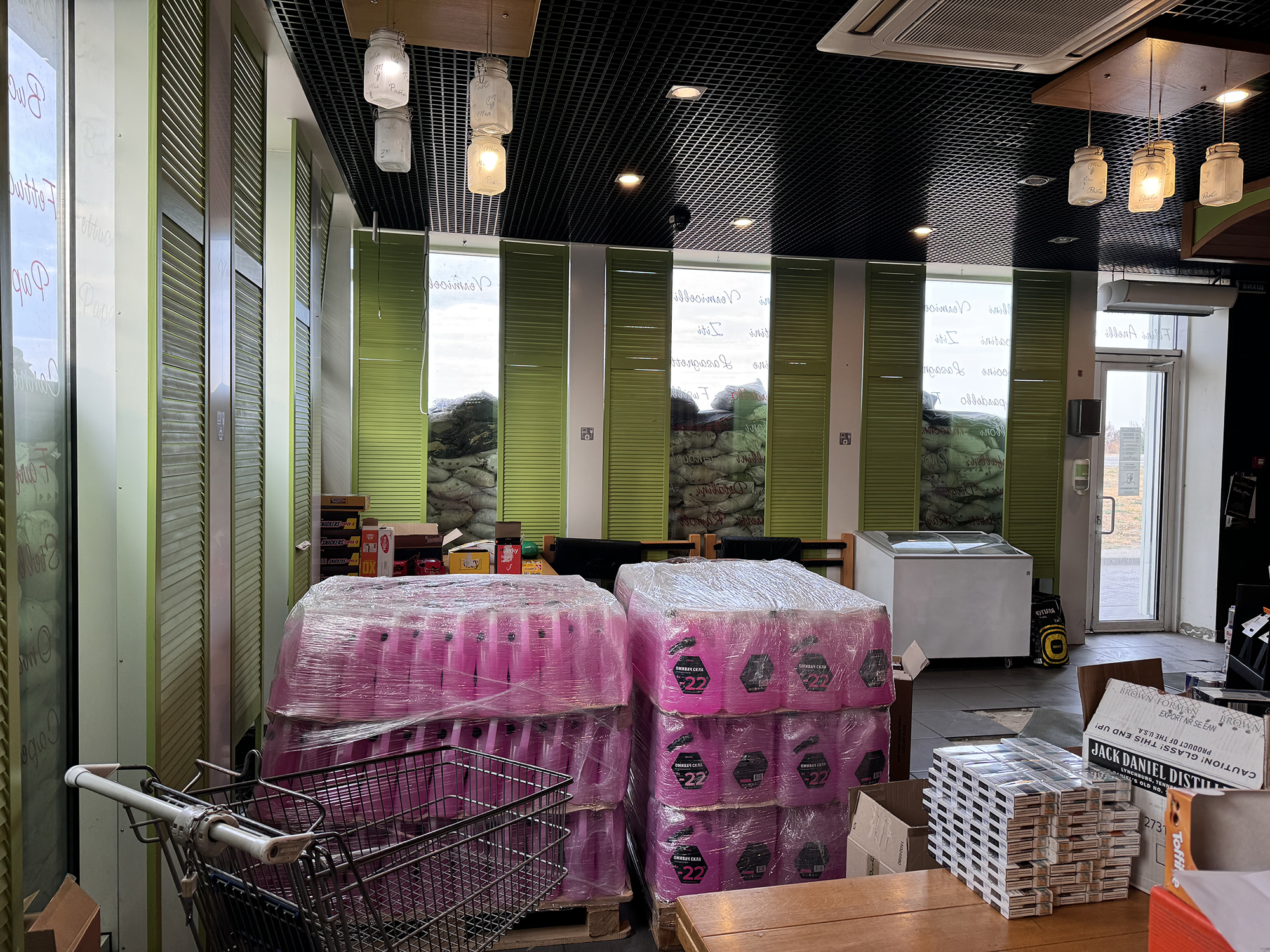 Benzinové pumpy jsou na východě Ukrajiny obložené pytli s pískem. Pro případ ostřelování.