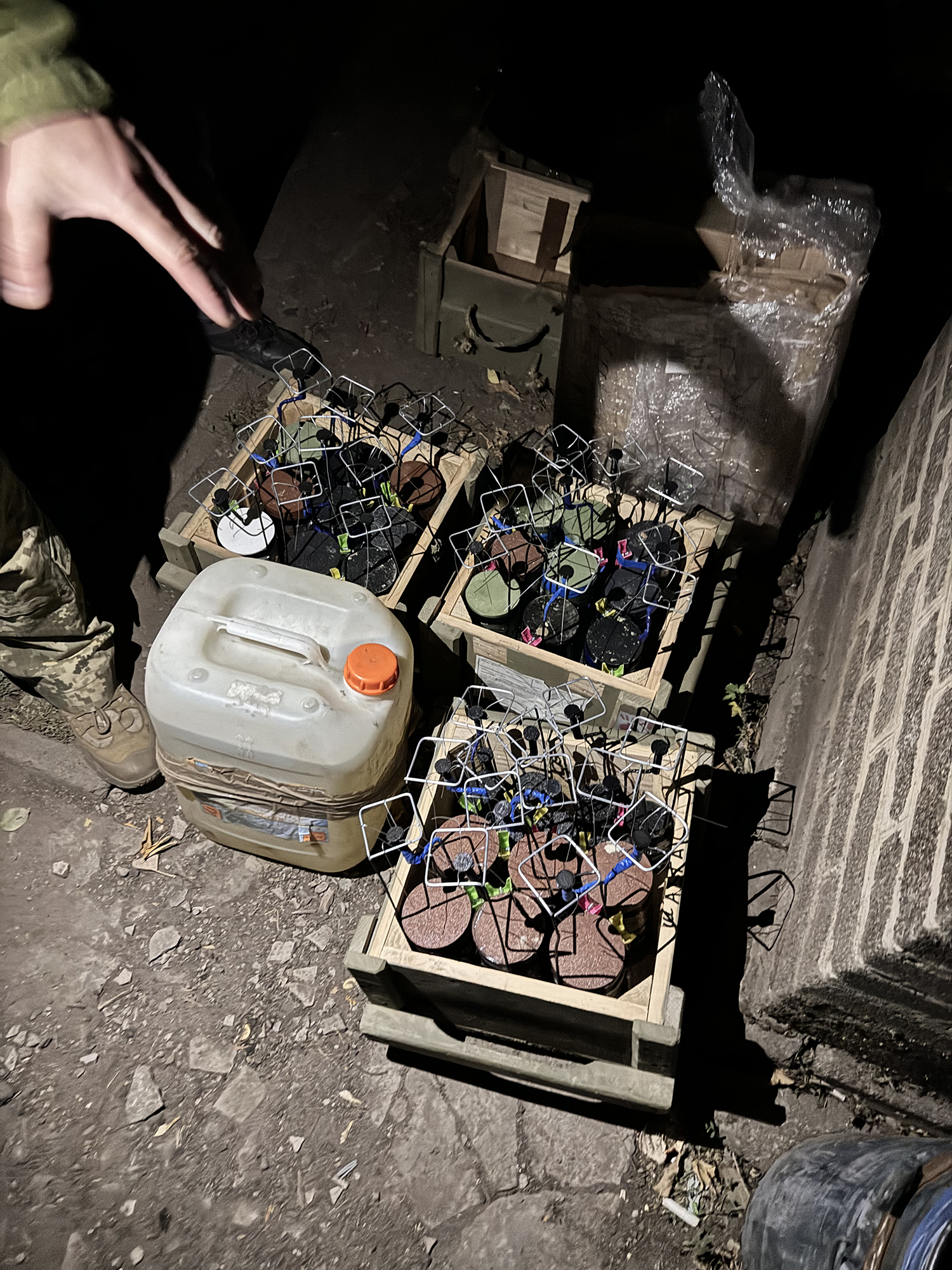 Vojáci si dokáží vyrábět vlastní výbušniny připojené na drony.