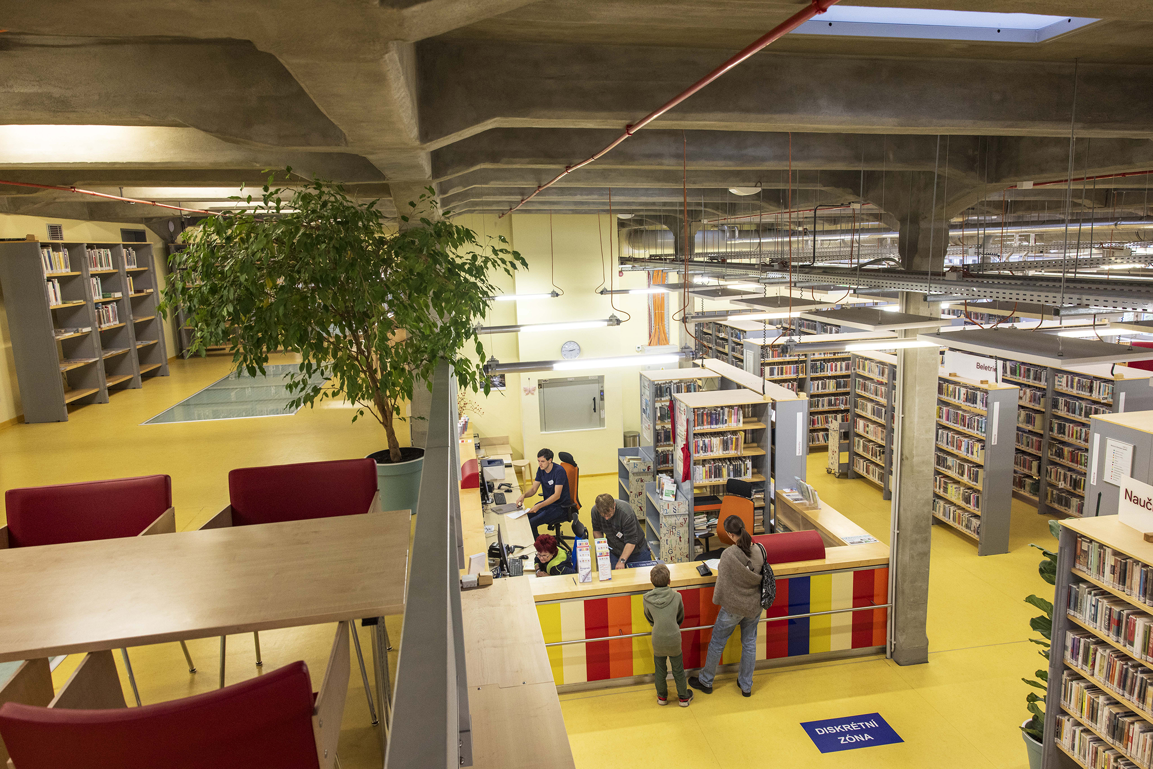 Místo strojů knihy. (Hradec Králové, knihovna v bývalé textilce)