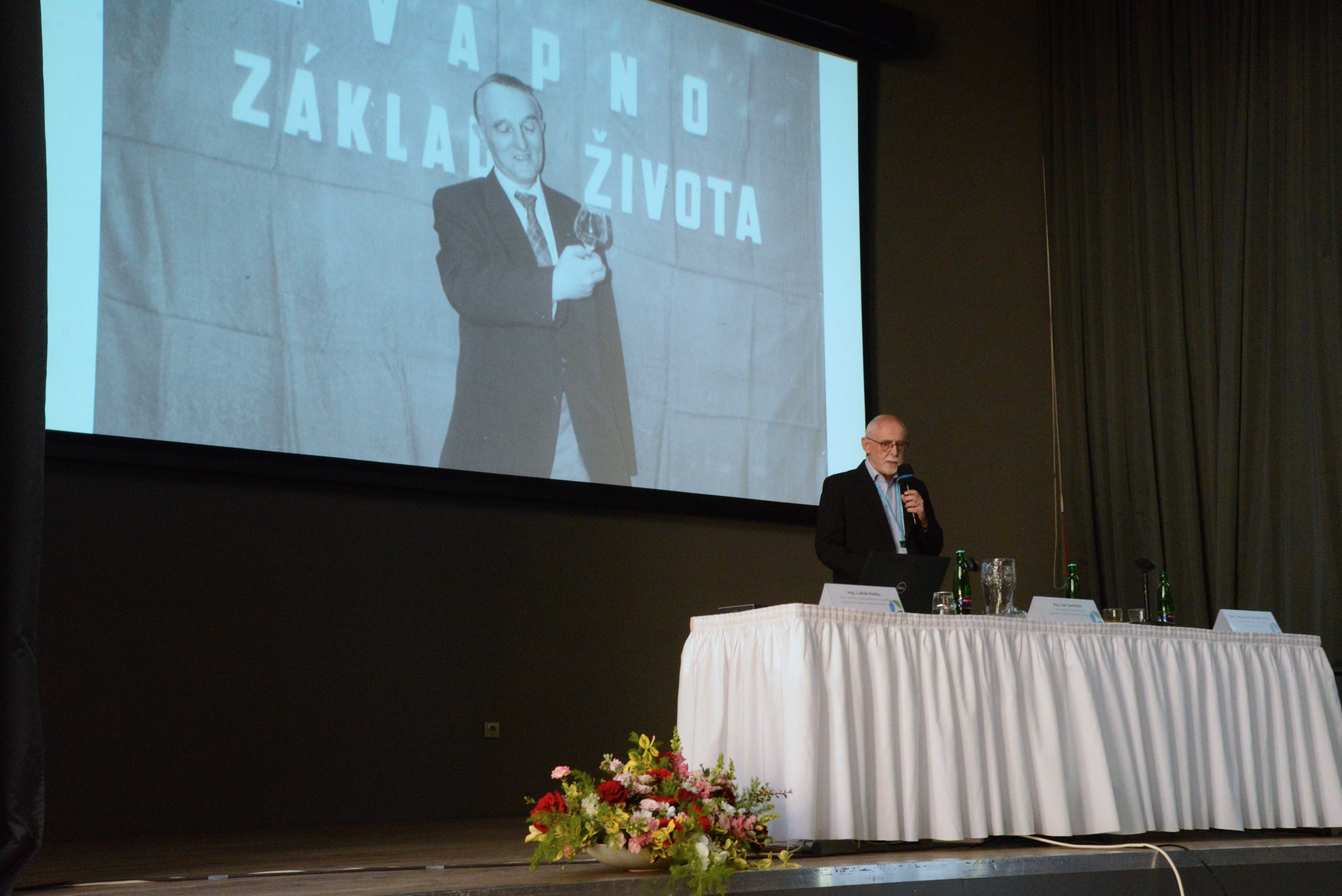 Ing. Gemrich provádí historickou a úvodní částí