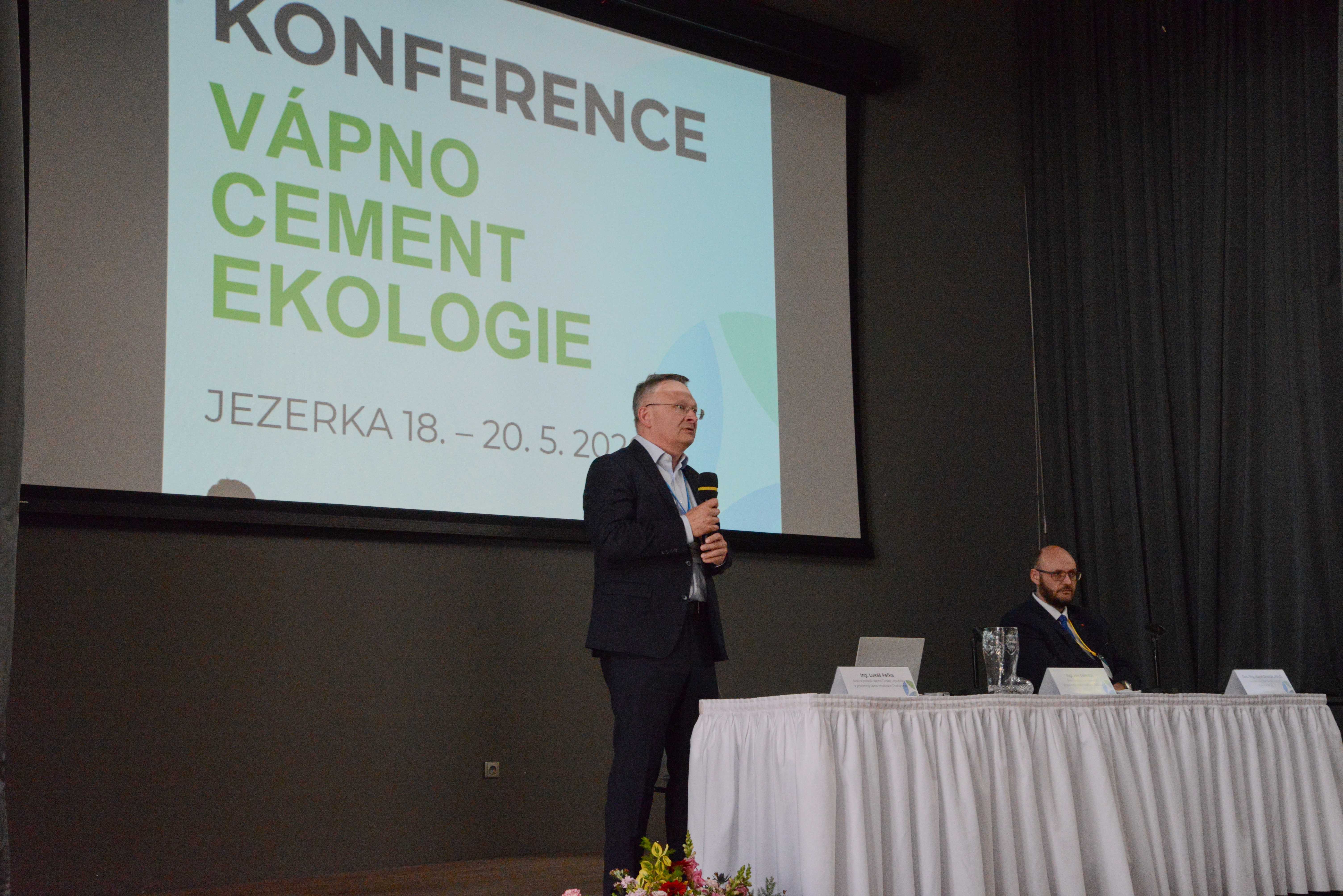 Ing. Peřka a prof. Dvořák zahajují konferenci Vápno, cement, ekologie 2026