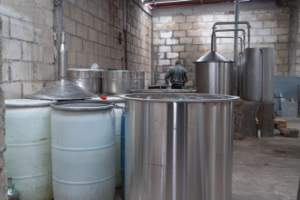 Černé pálenice na Zlínsku přibývají. Celníci odhalili provoz v plném chodu