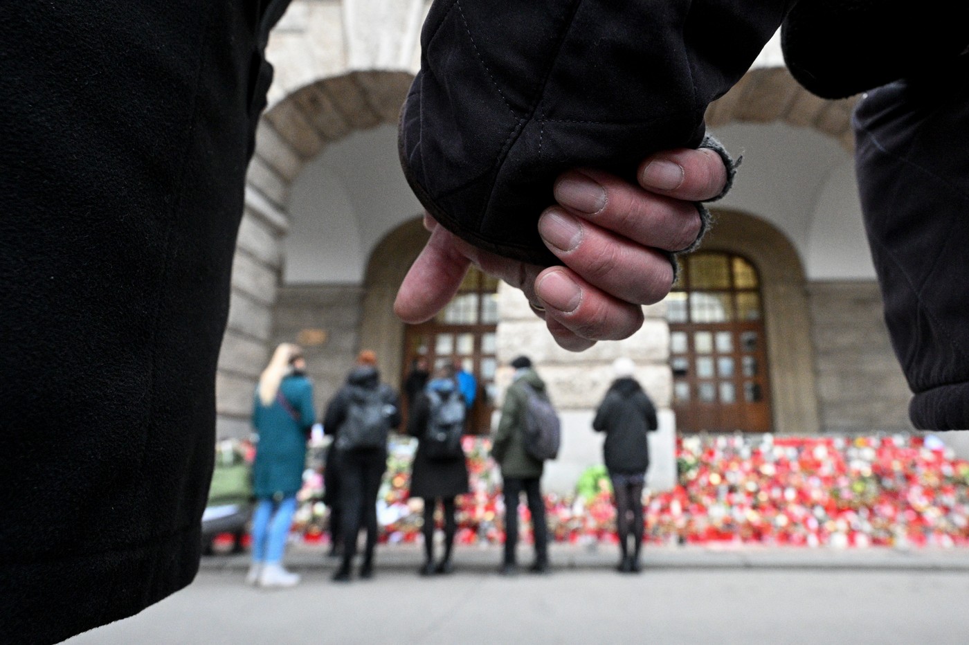 Dva roky po střelbě na fakultě: pomoc psychologů vyhledávají tisíce lidí