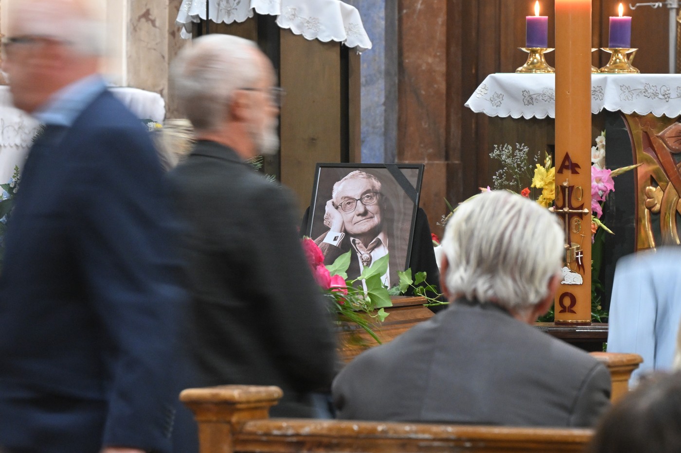 Netruchlete, vzdejte hold životu. Lidé se rozloučili s usměvavým Vladimírem Páralem