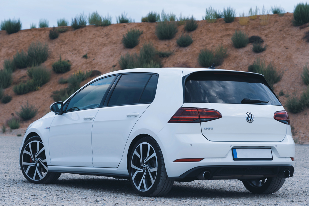 Téměř 48 tisíc aut v Česku míří do servisů. Volkswagen řeší problém s řízením
