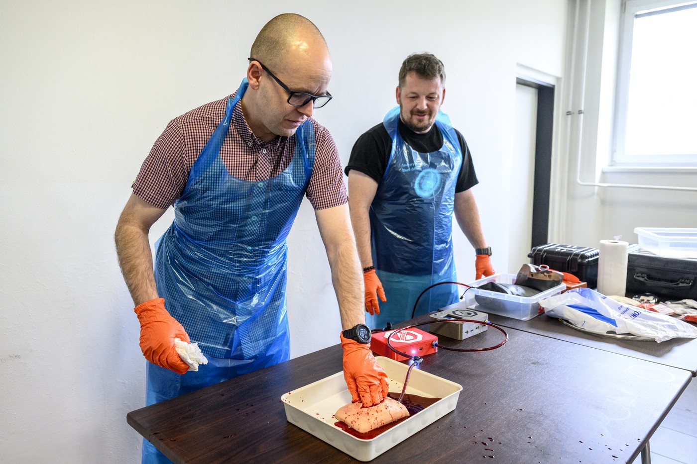 Krev stříká jako ve skutečnosti. Ústečtí lektoři představili unikátní trenažér