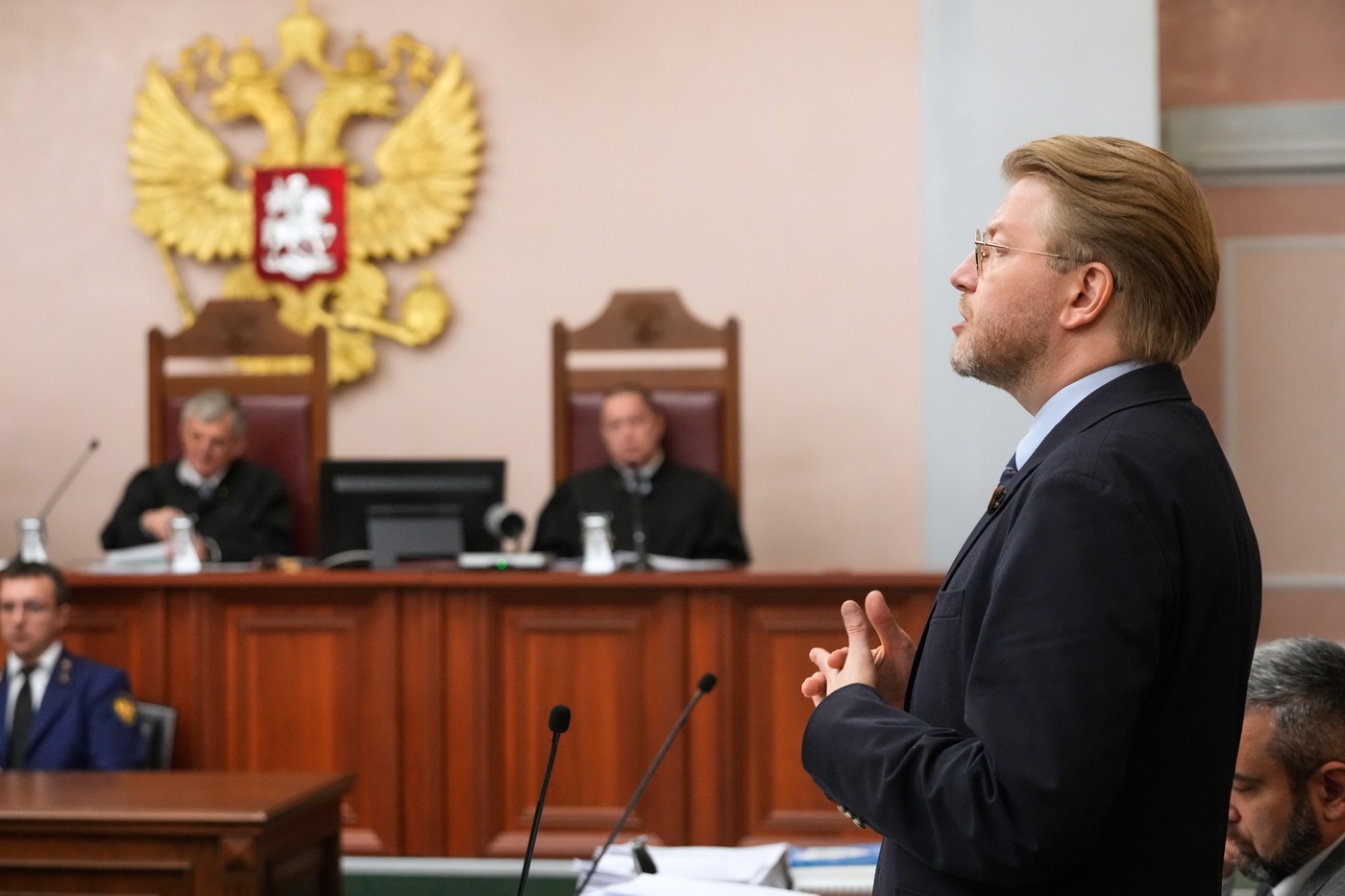 Ruský soud rozhoduje o zákazu Jabloka v parlamentních volbách, před budovou zatýkala policie
