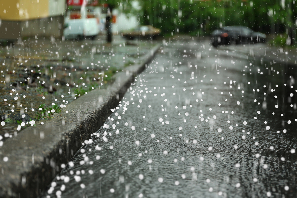 Varování meteorologů: Česko zasáhnou v neděli silné bouřky, hrozí přívalový déšť i kroupy