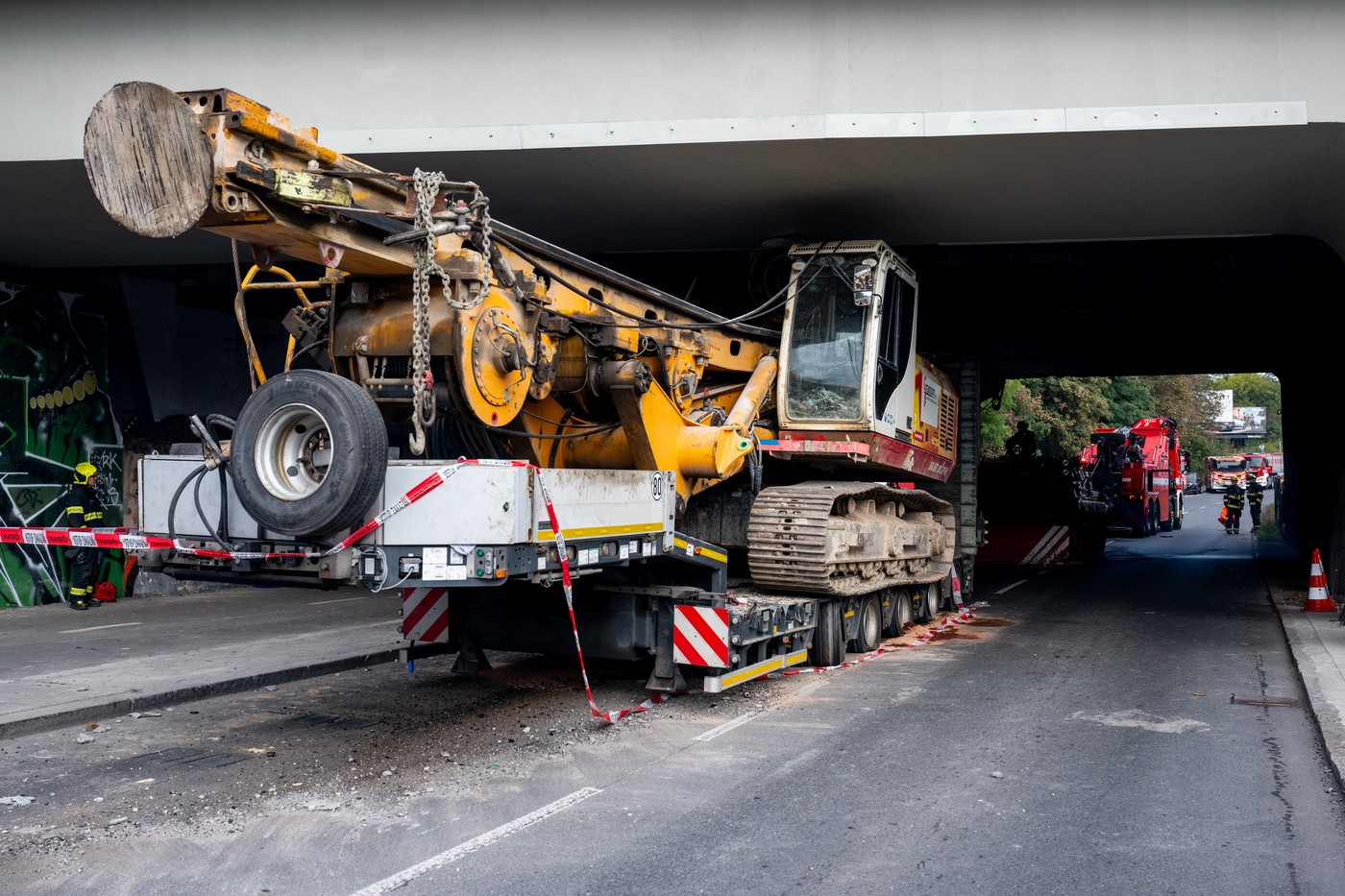 Uvízlý kamion zaměstnal hasiče na desítky hodin. Škoda v pražské Krči jde do milionů
