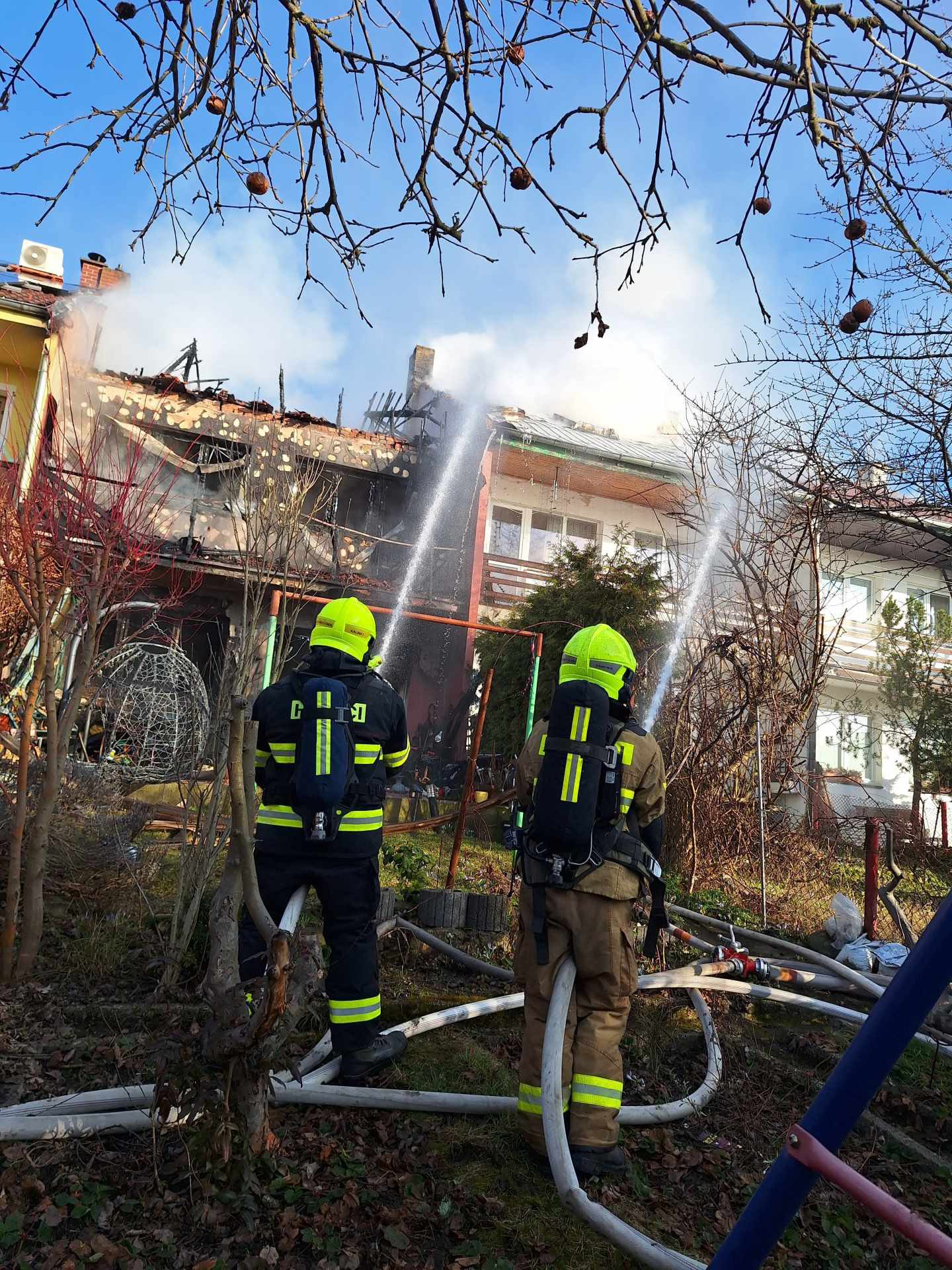 V Litvínově hořel řadový rodinný dům, policisté evakuovali deset lidí
