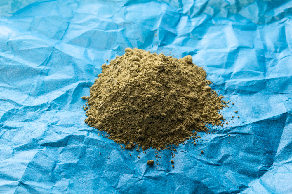 Chtěla nahlásit napadení, její nervozita ale policisty navedla na 15 kilo kratomu v kufru