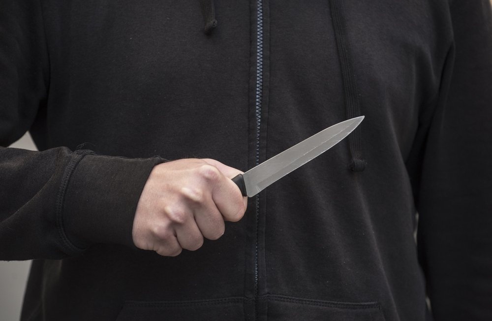 Nůž v autobuse, vyloučení ze školy, výhrůžky: Proč nikdo nezastavil vraha tří dívek?