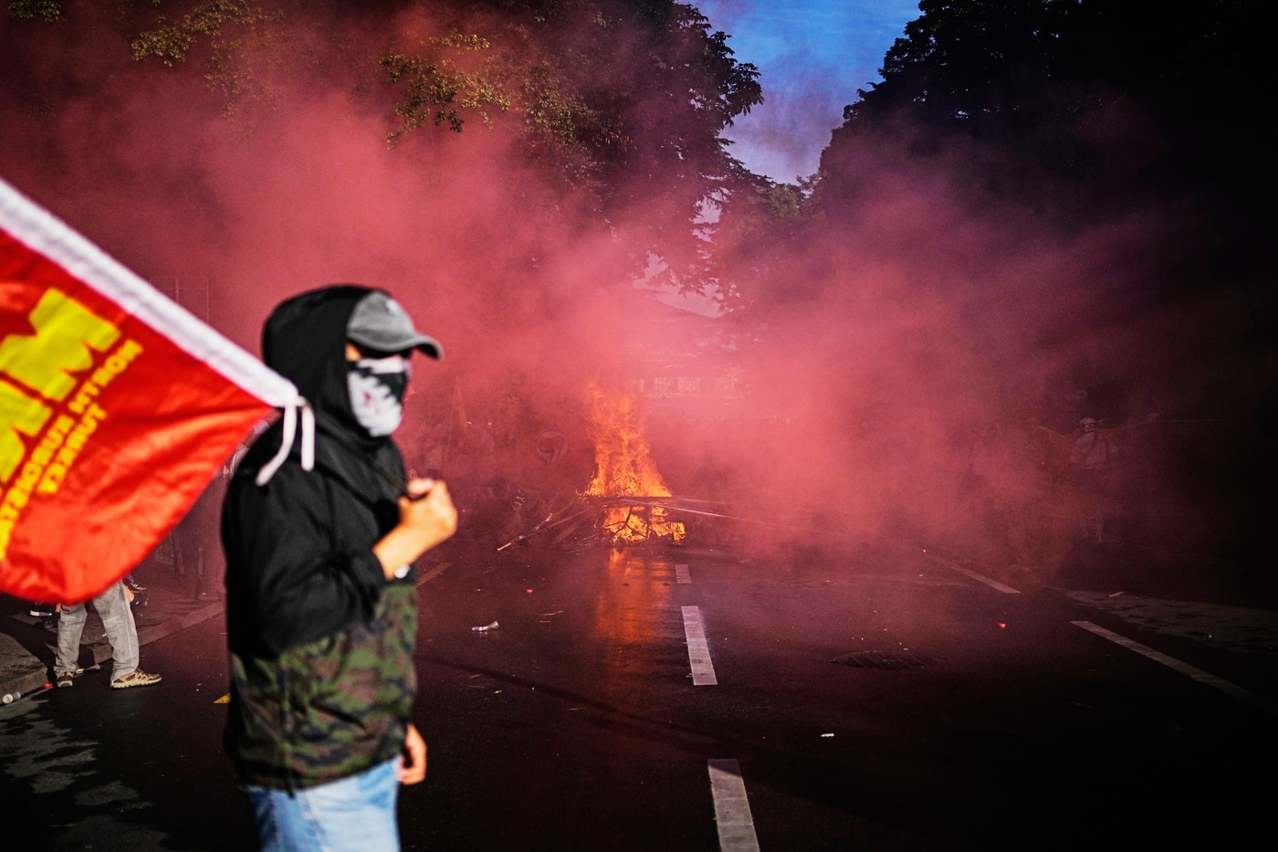Demonstranti se během protestu proti G7 střetli s policií, způsobili škody