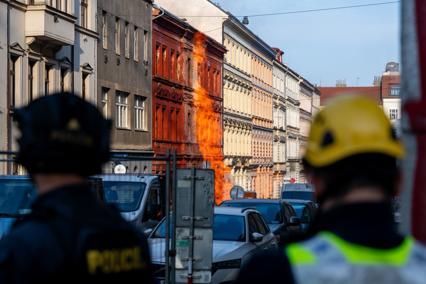 V Praze 7 hořel plyn unikající z potrubí, únik zastavily až výkopové práce