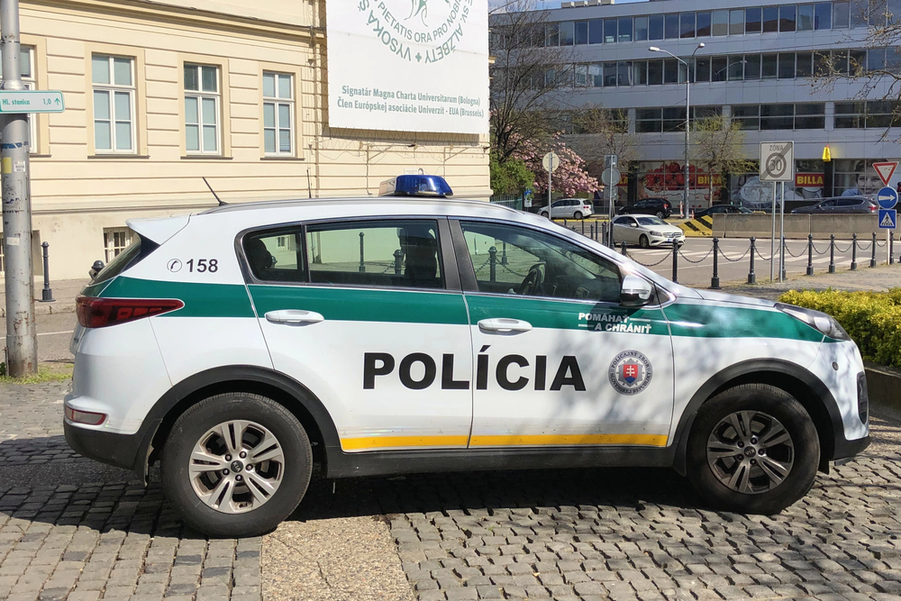 Strach po útocích ve školách. Na Slovensku vyrazilo do ulic více policistů