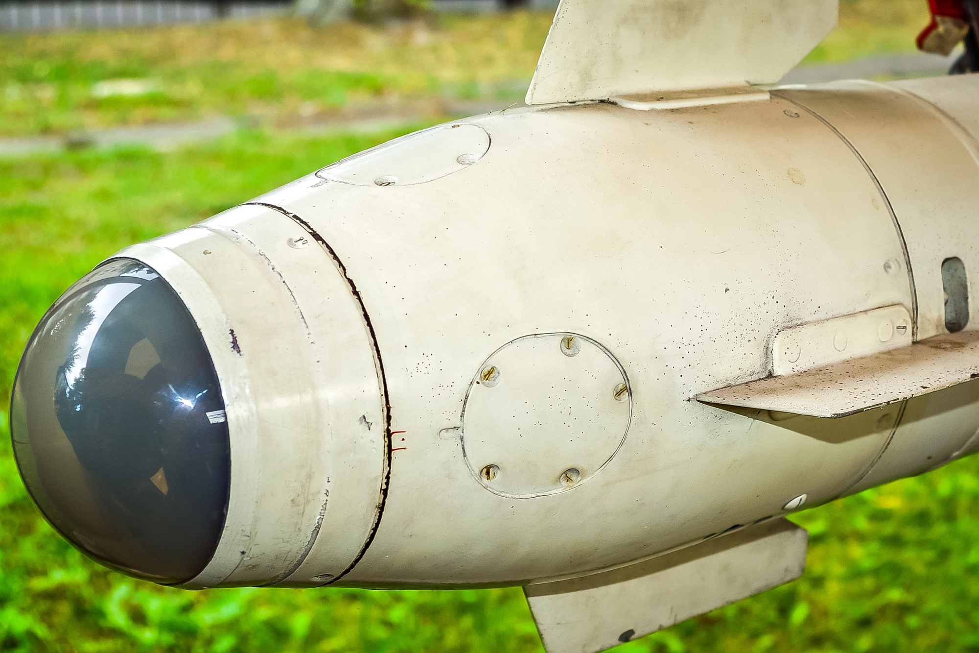 Pyrotechnici si spletli bombu z války. Její likvidace poškodila desítky bytů