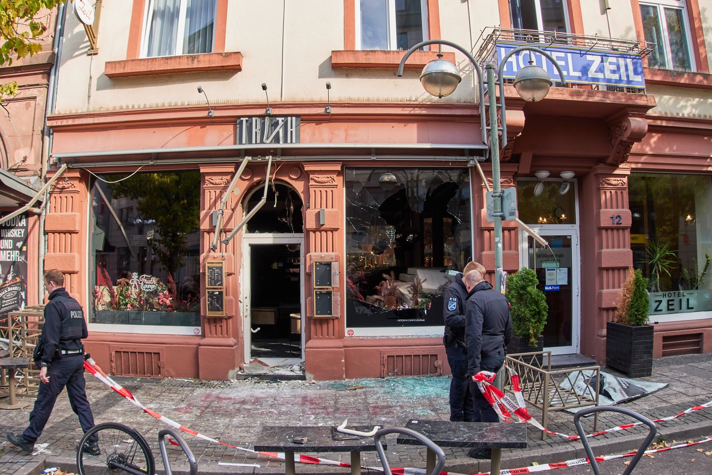 Frankfurtem otřásly dvě exploze. Výbuchy poškodily kavárnu i bar