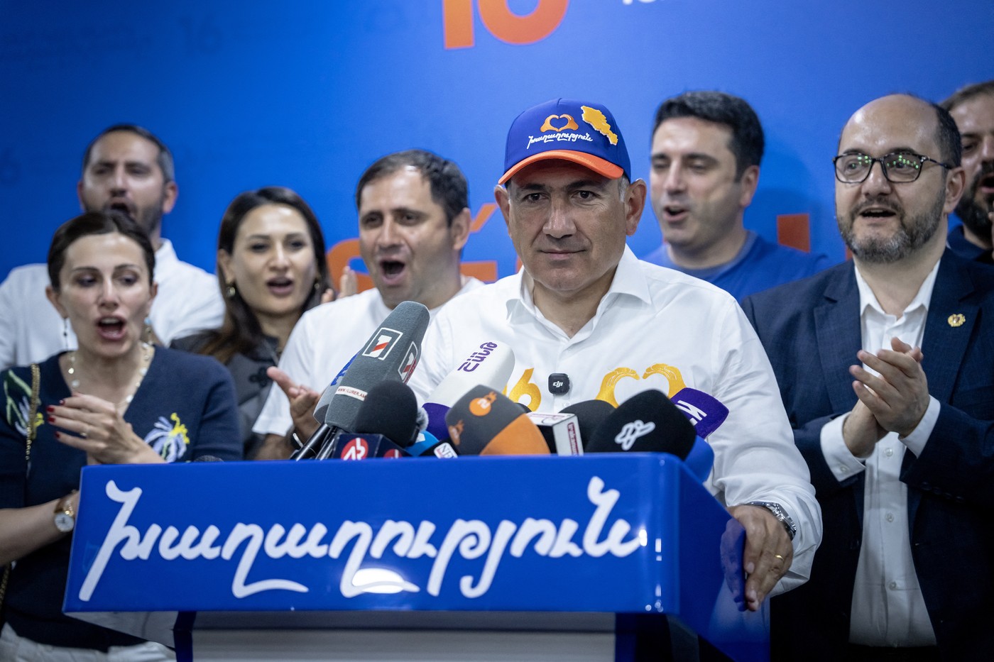 Volby v Arménii vyhrál současný premiér Pašinjan, gratulují mu evropští politici