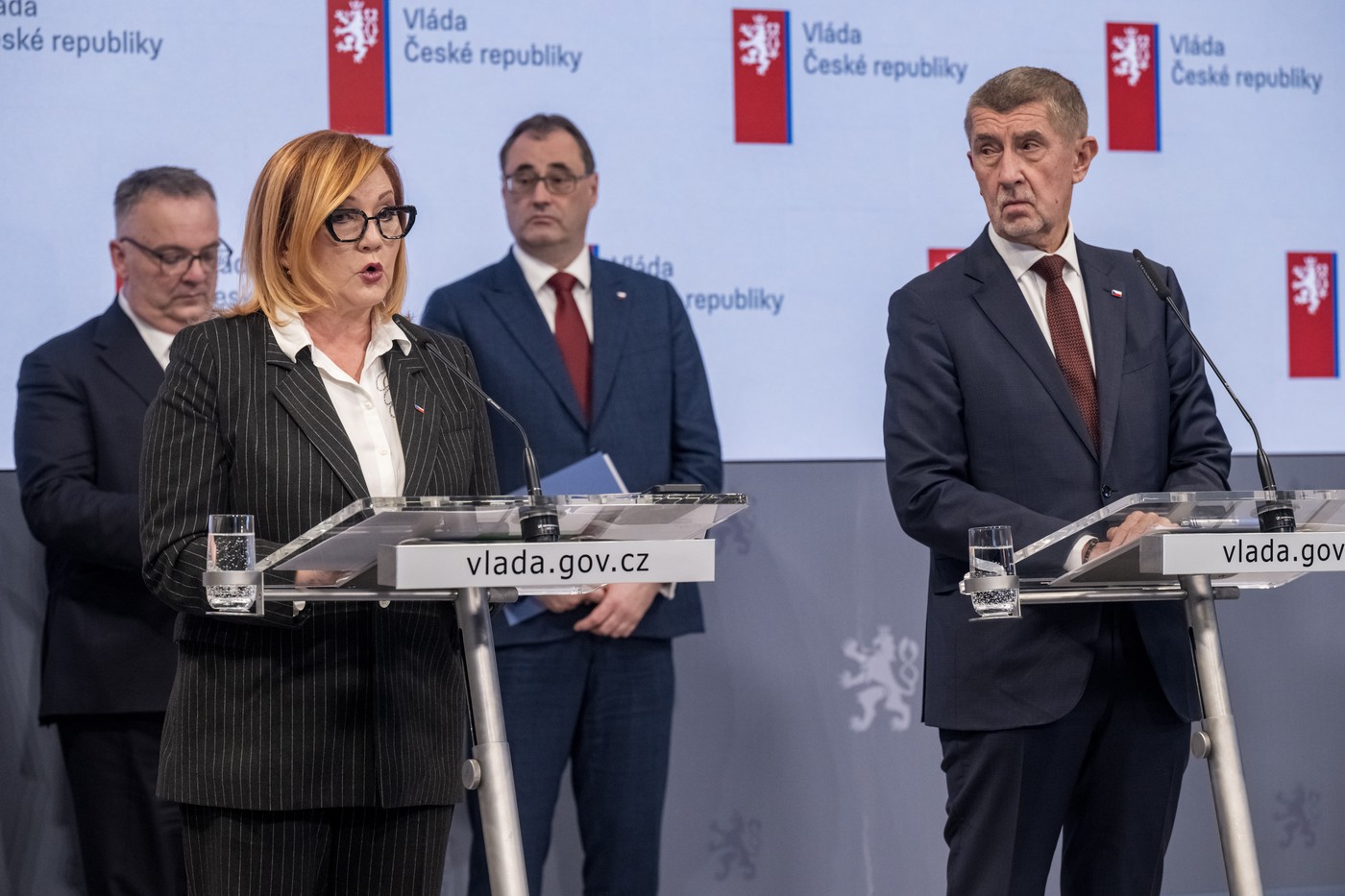 Vláda schválila rozpočet se schodkem 310 miliard. Opozice ho kritizuje