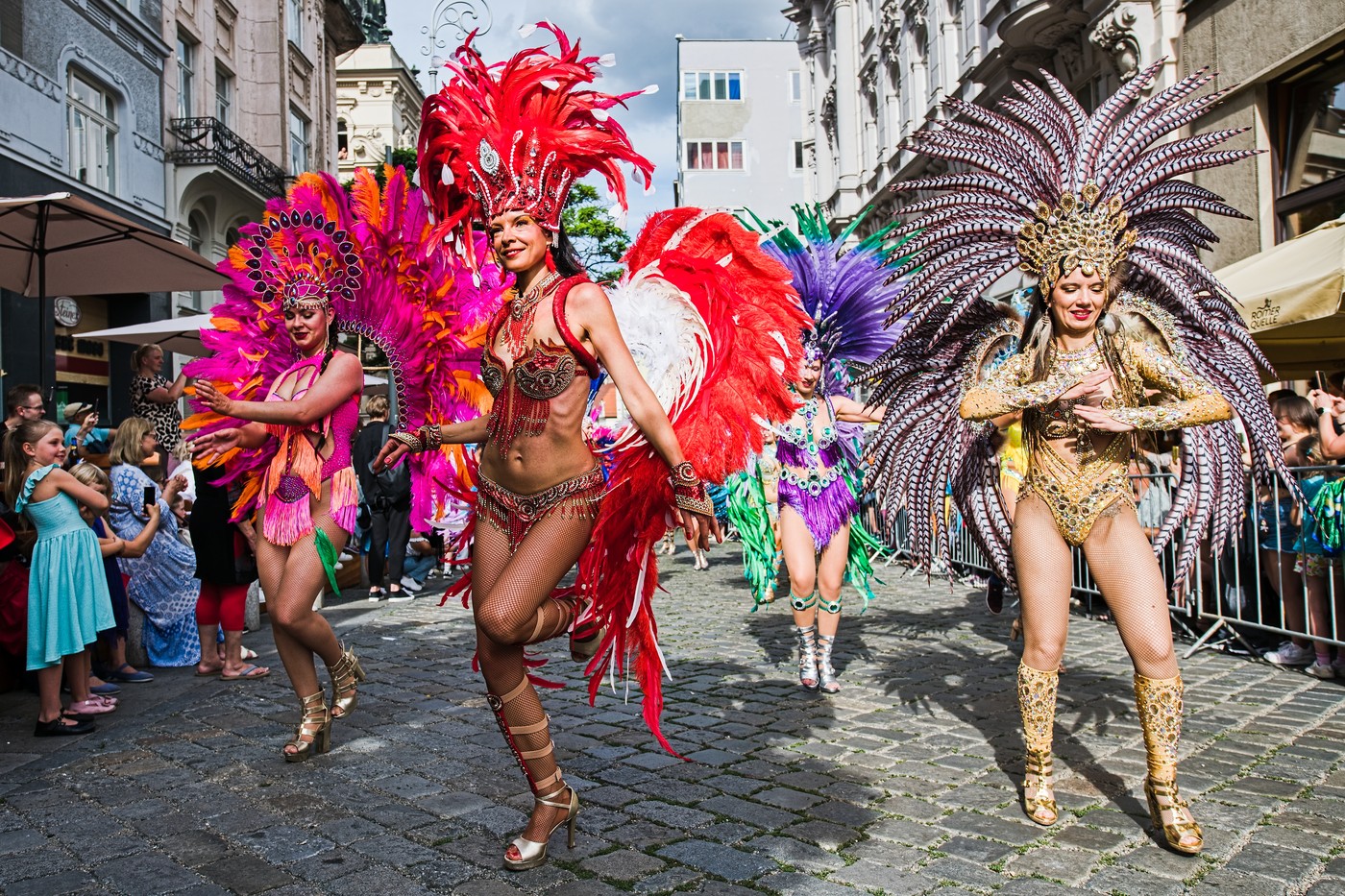 Průvod Brazil Festu se stovkami tančících prošel Brnem