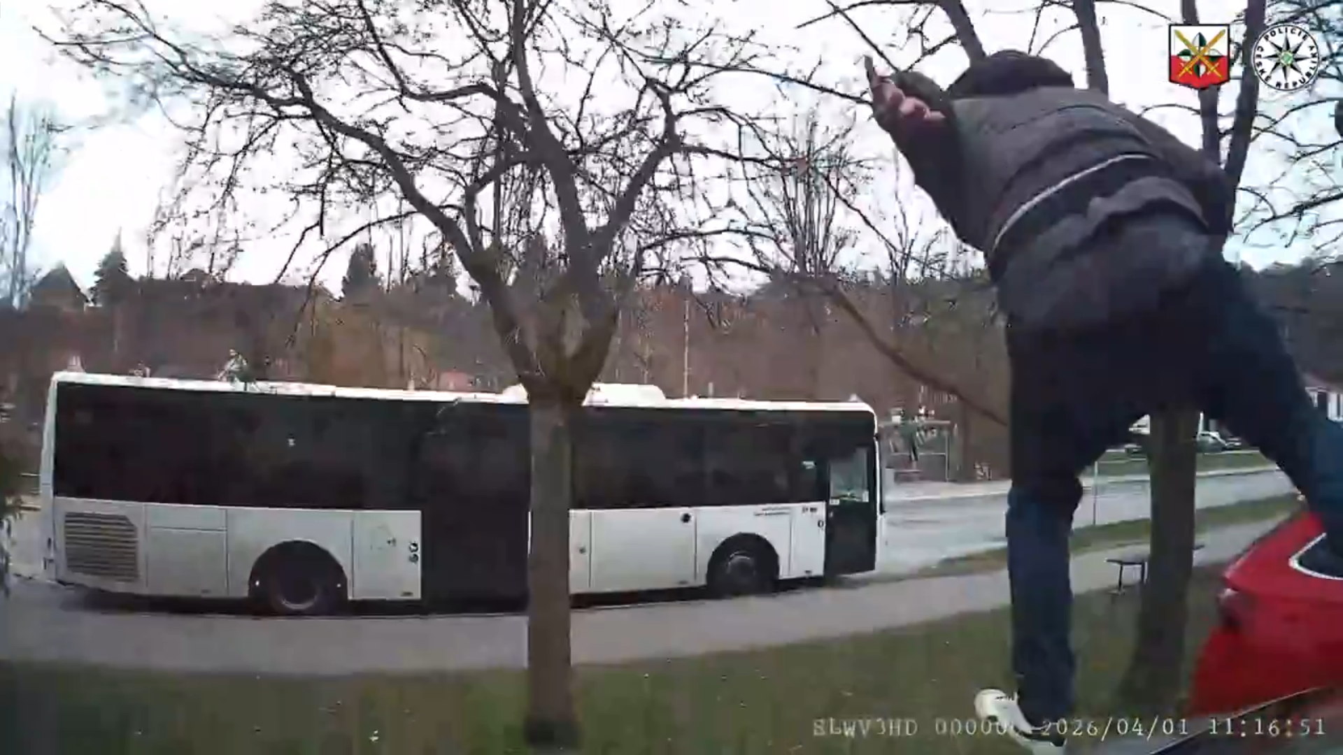 Muž pod vlivem drog v Českém Krumlově napadal lidi, čtyři skončili v nemocnici