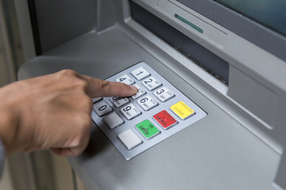 Pražský bankomat opět explodoval. Pachatelé zřejmě milují opakování úspěšných receptů
