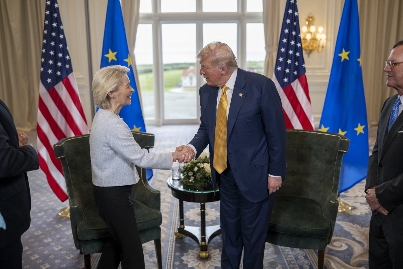 Trump pohrozil zvýšením cel, pokud EU do 4. července neschválí obchodní dohodu