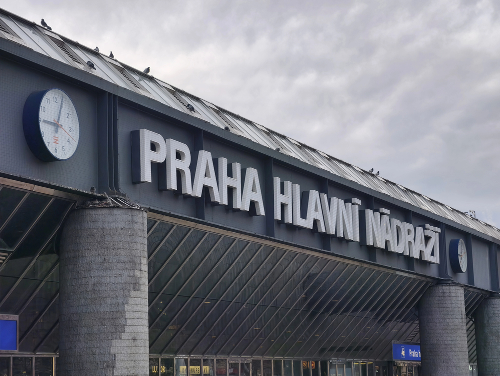 Dopravní omezení v centru Prahy: kvůli hrozbě bombou se hlavní nádraží evakuuje