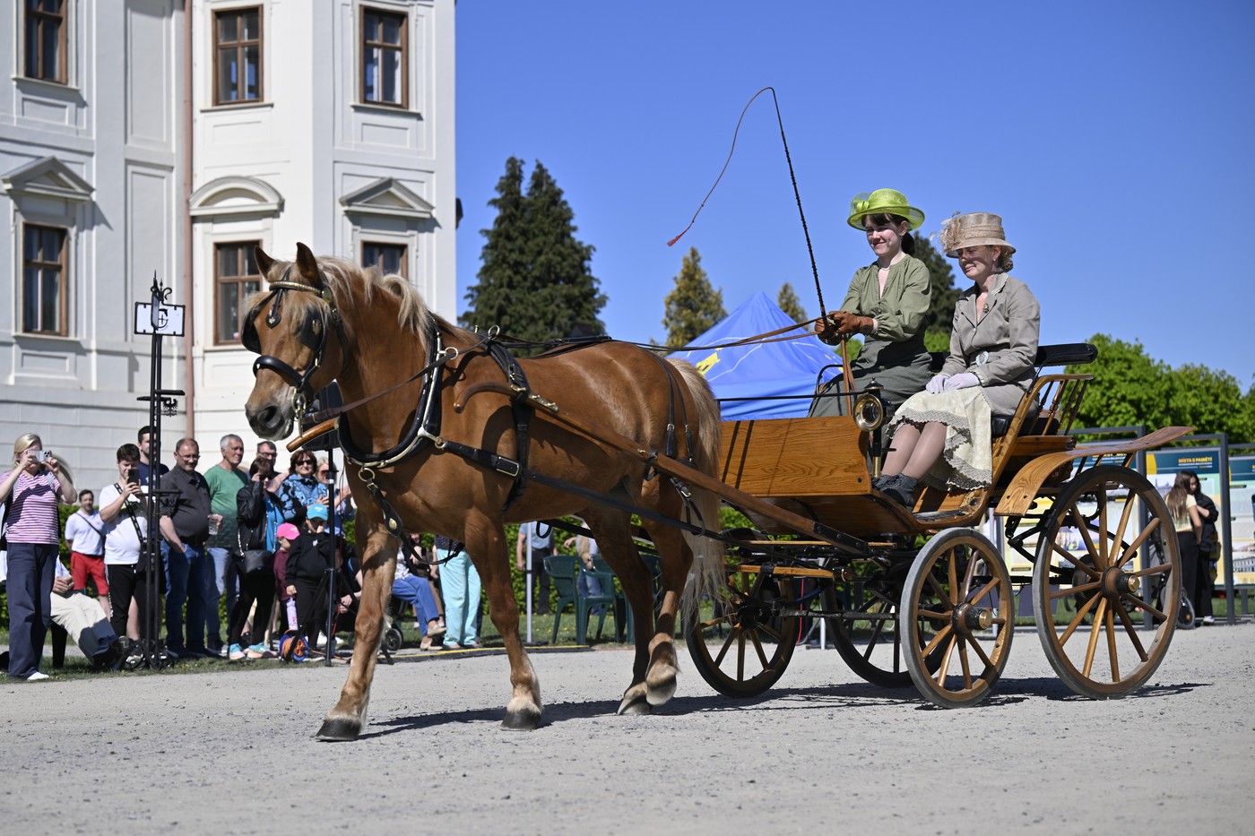 V holešovské zámecké zahradě byla k vidění koňská spřežení s historickými kočáry