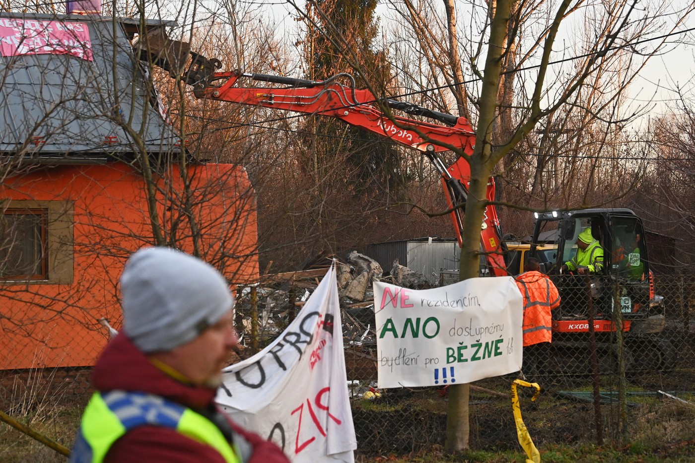 Stroje zbouraly dům v ostravské osadě Bedřiška, její podporovatelé protestovali